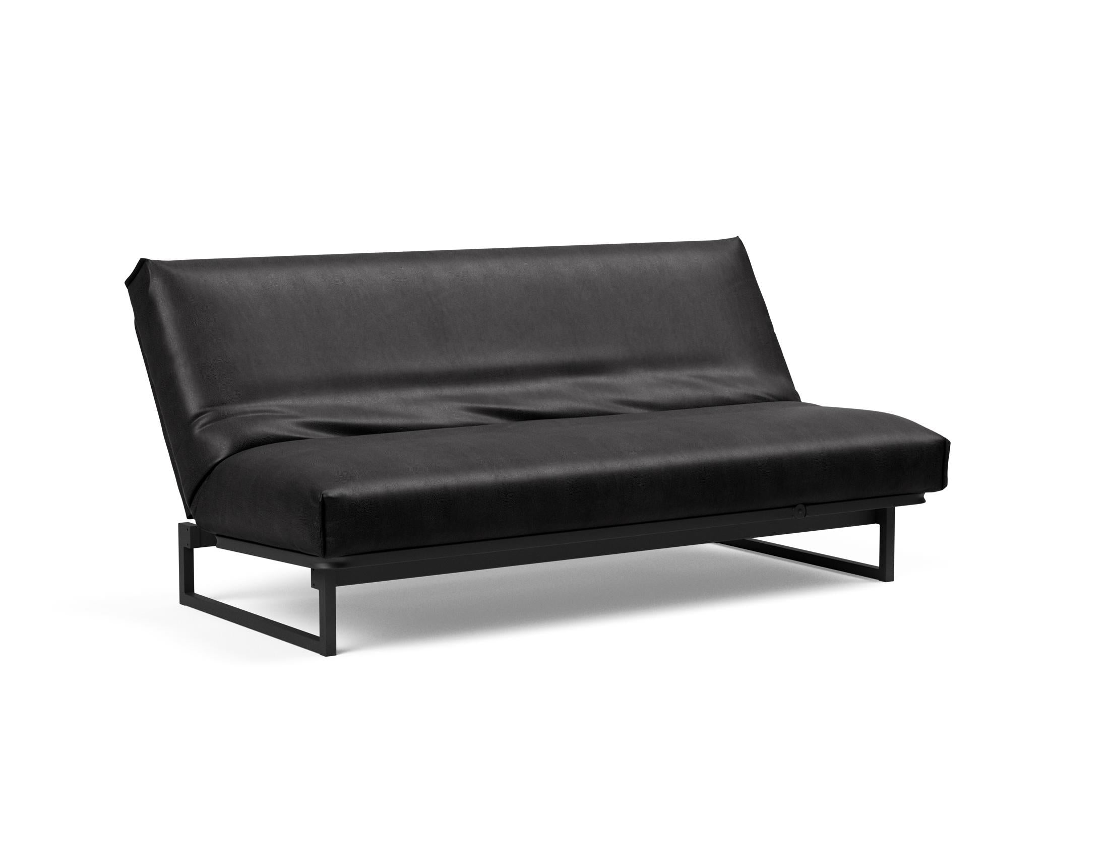 Erleben Sie das Fraction 140 Bettsofa mit Nordic Cover von Innovation Living: modernes Design, bequeme Soft Spring-Matratze, perfekt für kleine Räume.
