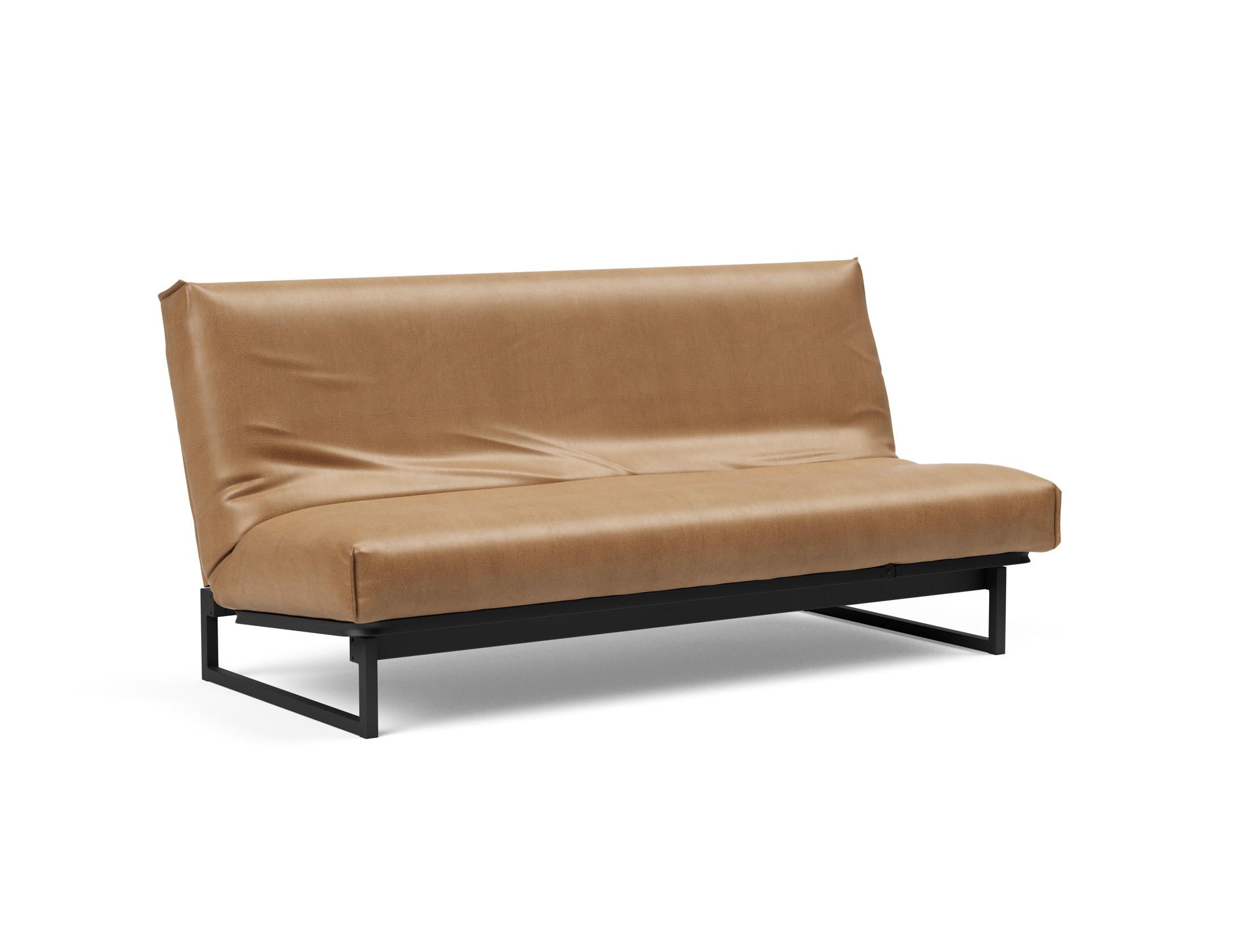 Erleben Sie das Fraction 140 Bettsofa mit Nordic Cover von Innovation Living: modernes Design, bequeme Soft Spring-Matratze, perfekt für kleine Räume.