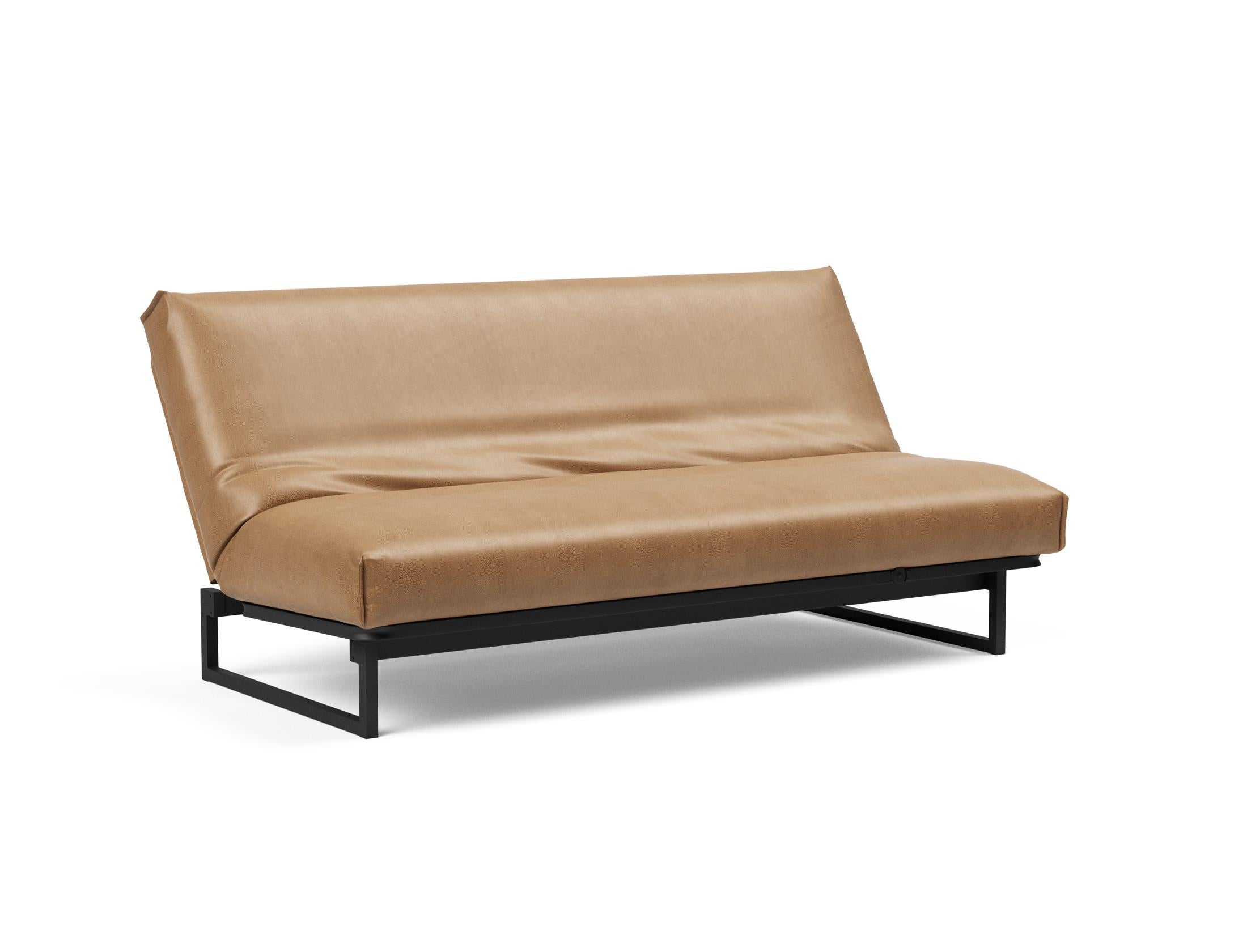 Erleben Sie das Fraction 140 Bettsofa mit Nordic Cover von Innovation Living: modernes Design, bequeme Soft Spring-Matratze, perfekt für kleine Räume.
