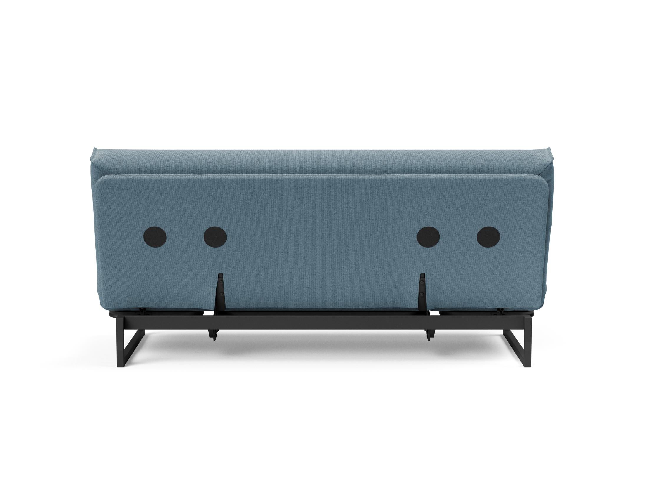 Erleben Sie das Fraction 140 Bettsofa mit Nordic Cover von Innovation Living: modernes Design, bequeme Soft Spring-Matratze, perfekt für kleine Räume.