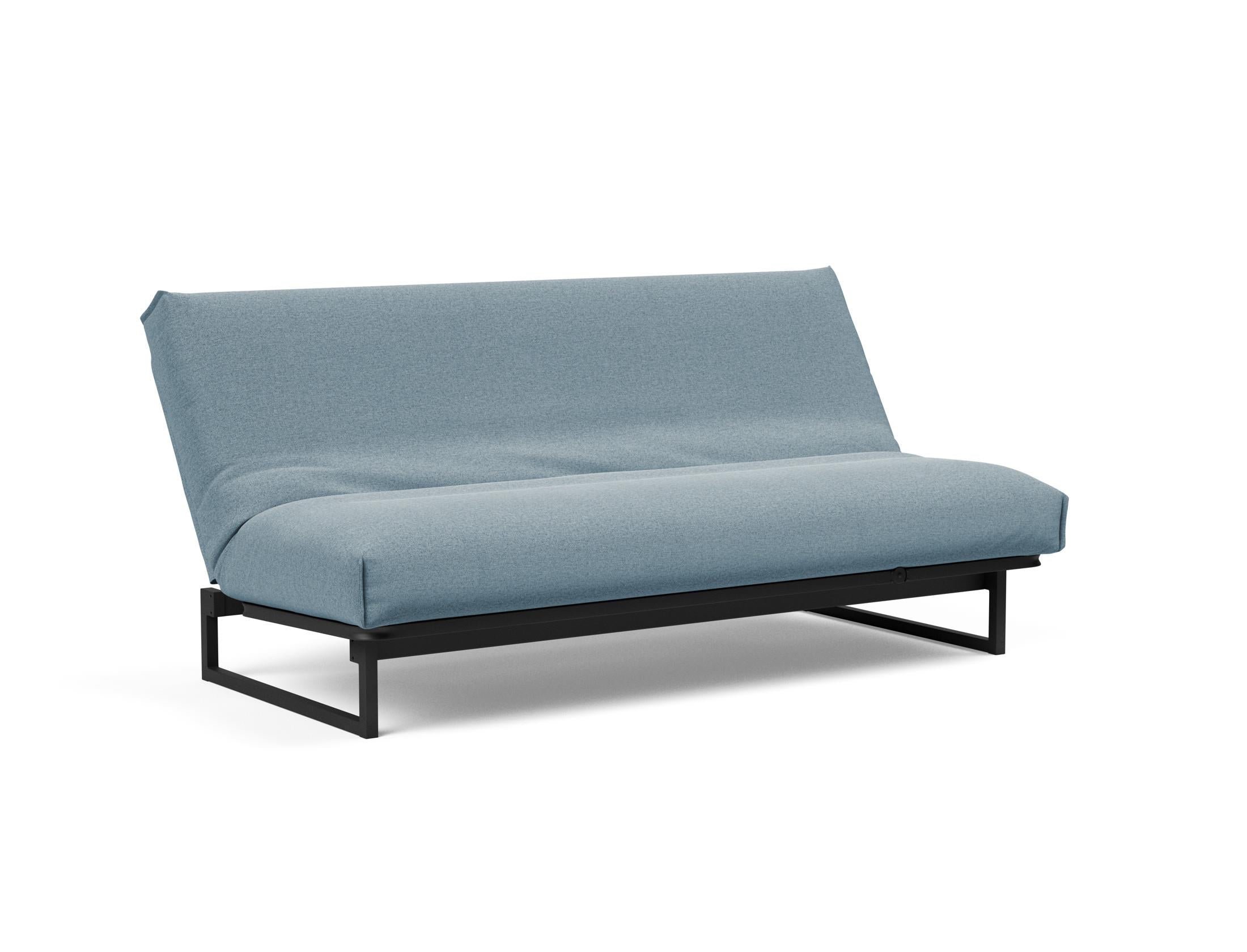 Erleben Sie das Fraction 140 Bettsofa mit Nordic Cover von Innovation Living: modernes Design, bequeme Soft Spring-Matratze, perfekt für kleine Räume.