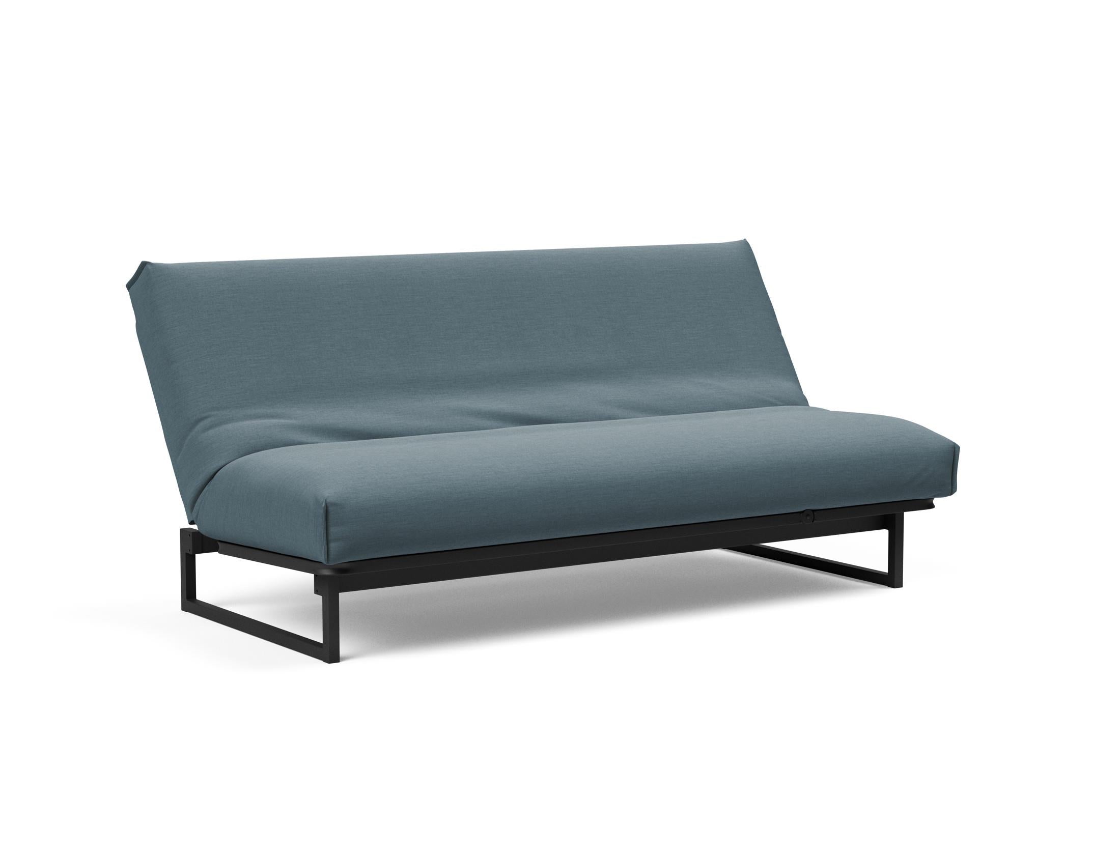 Erleben Sie das Fraction 140 Bettsofa mit Nordic Cover von Innovation Living: modernes Design, bequeme Soft Spring-Matratze, perfekt für kleine Räume.