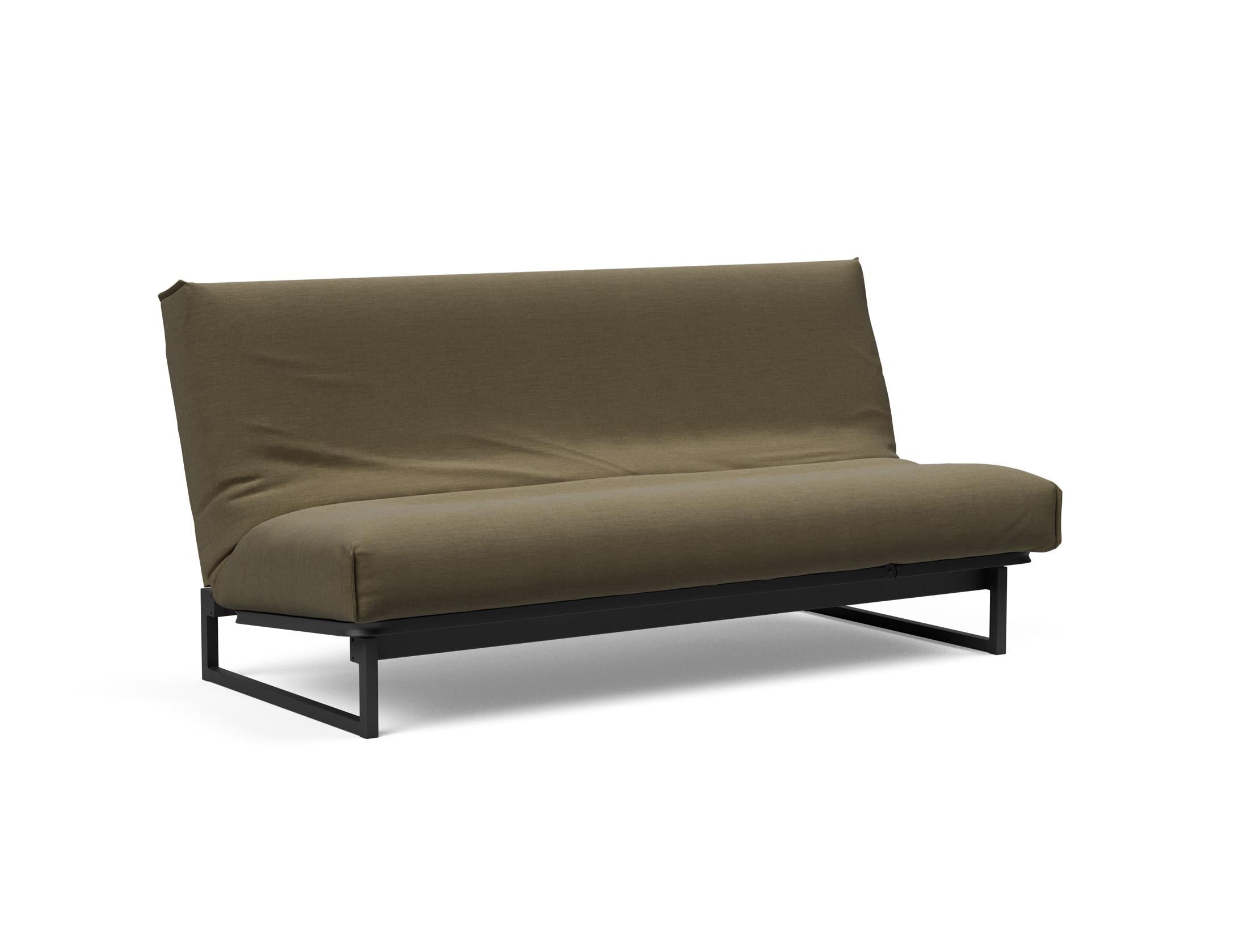 Erleben Sie das Fraction 140 Bettsofa mit Nordic Cover von Innovation Living: modernes Design, bequeme Soft Spring-Matratze, perfekt für kleine Räume.