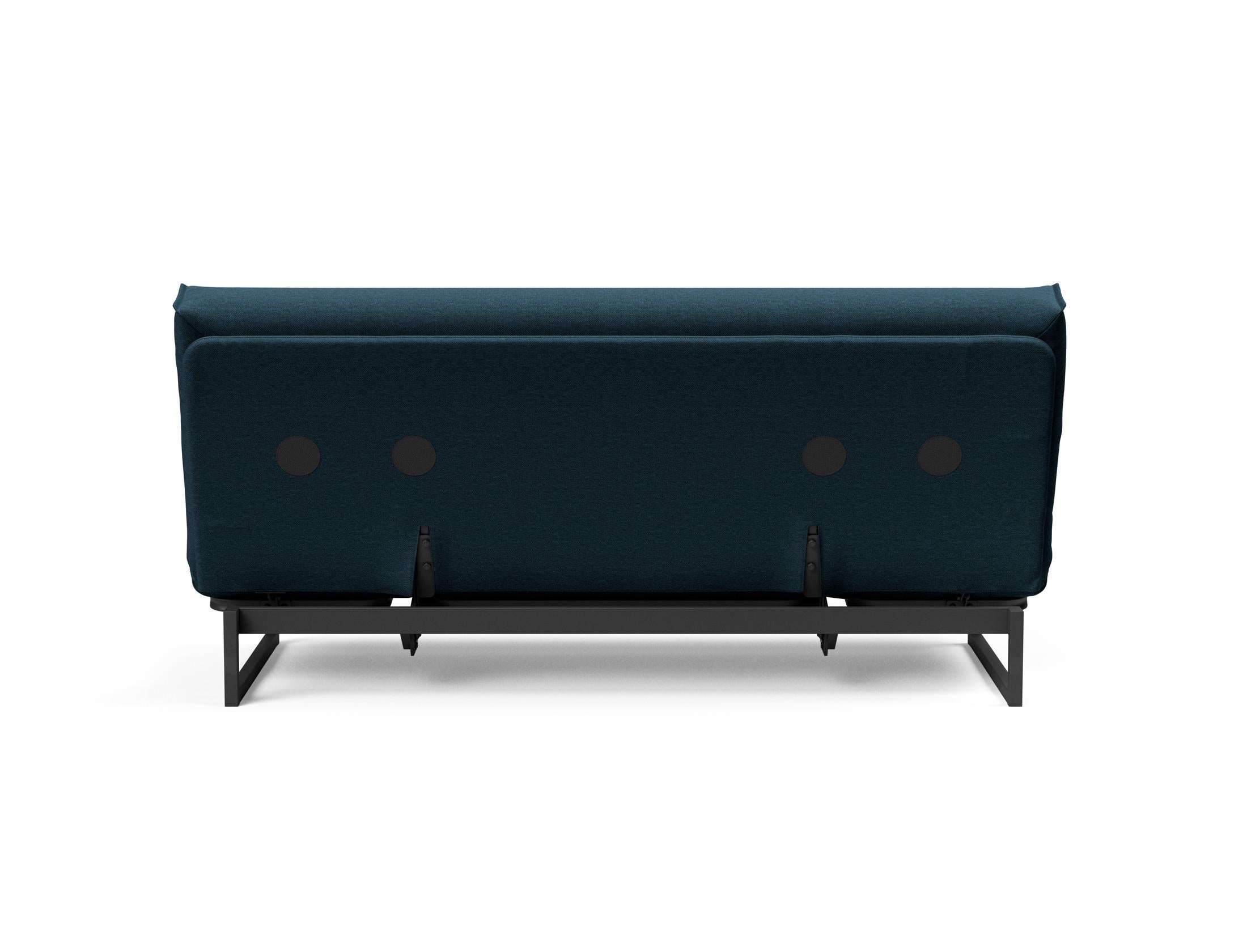 Erleben Sie das Fraction 140 Bettsofa mit Nordic Cover von Innovation Living: modernes Design, bequeme Soft Spring-Matratze, perfekt für kleine Räume.