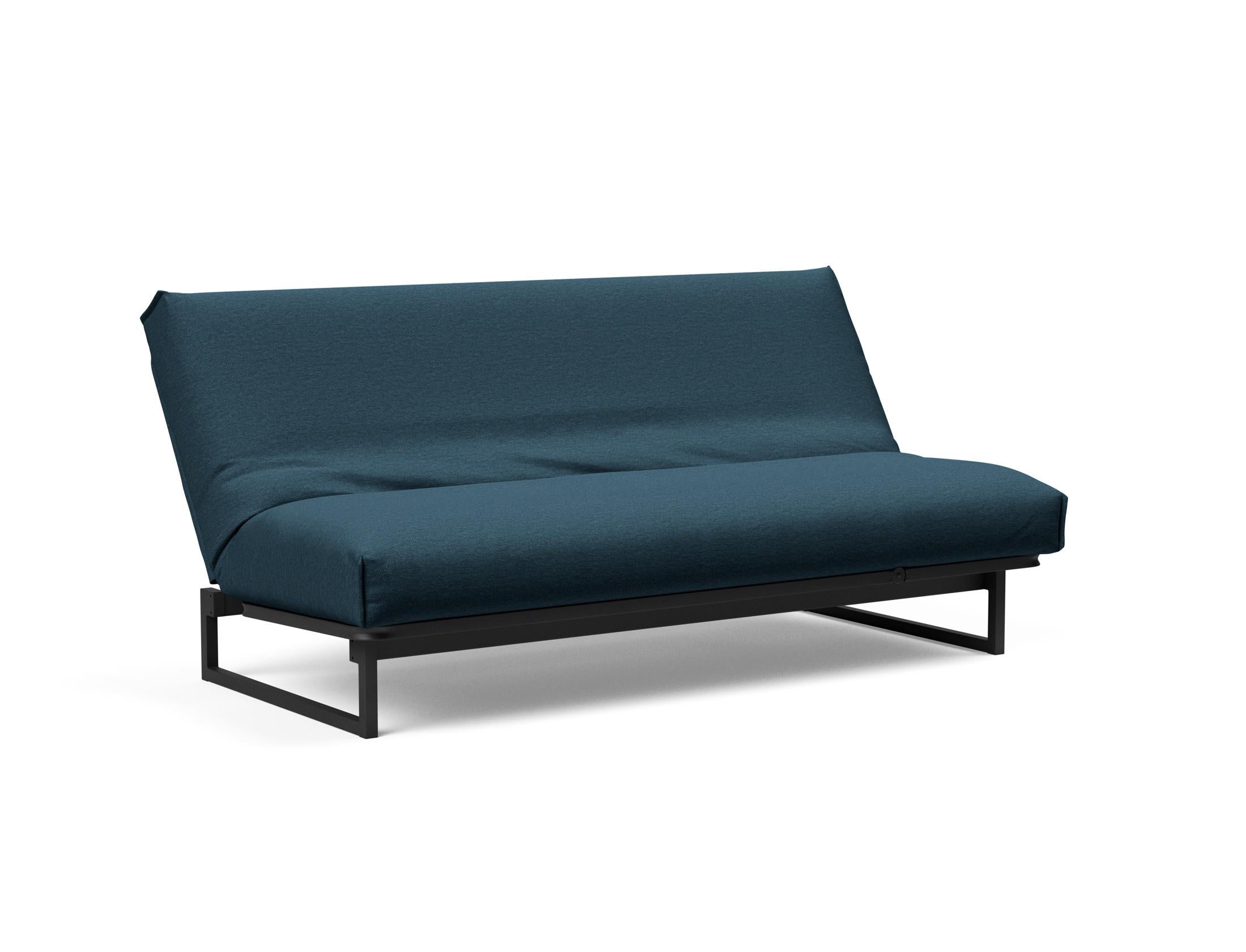 Erleben Sie das Fraction 140 Bettsofa mit Nordic Cover von Innovation Living: modernes Design, bequeme Soft Spring-Matratze, perfekt für kleine Räume.