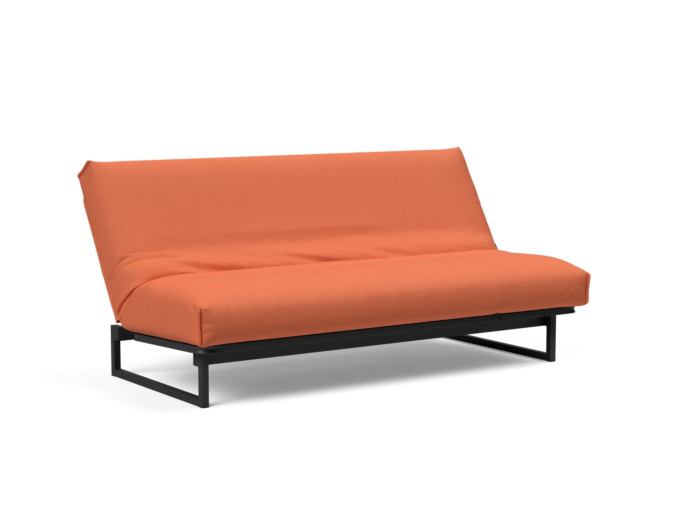 Erleben Sie das Fraction 140 Bettsofa mit Nordic Cover von Innovation Living: modernes Design, bequeme Soft Spring-Matratze, perfekt für kleine Räume.