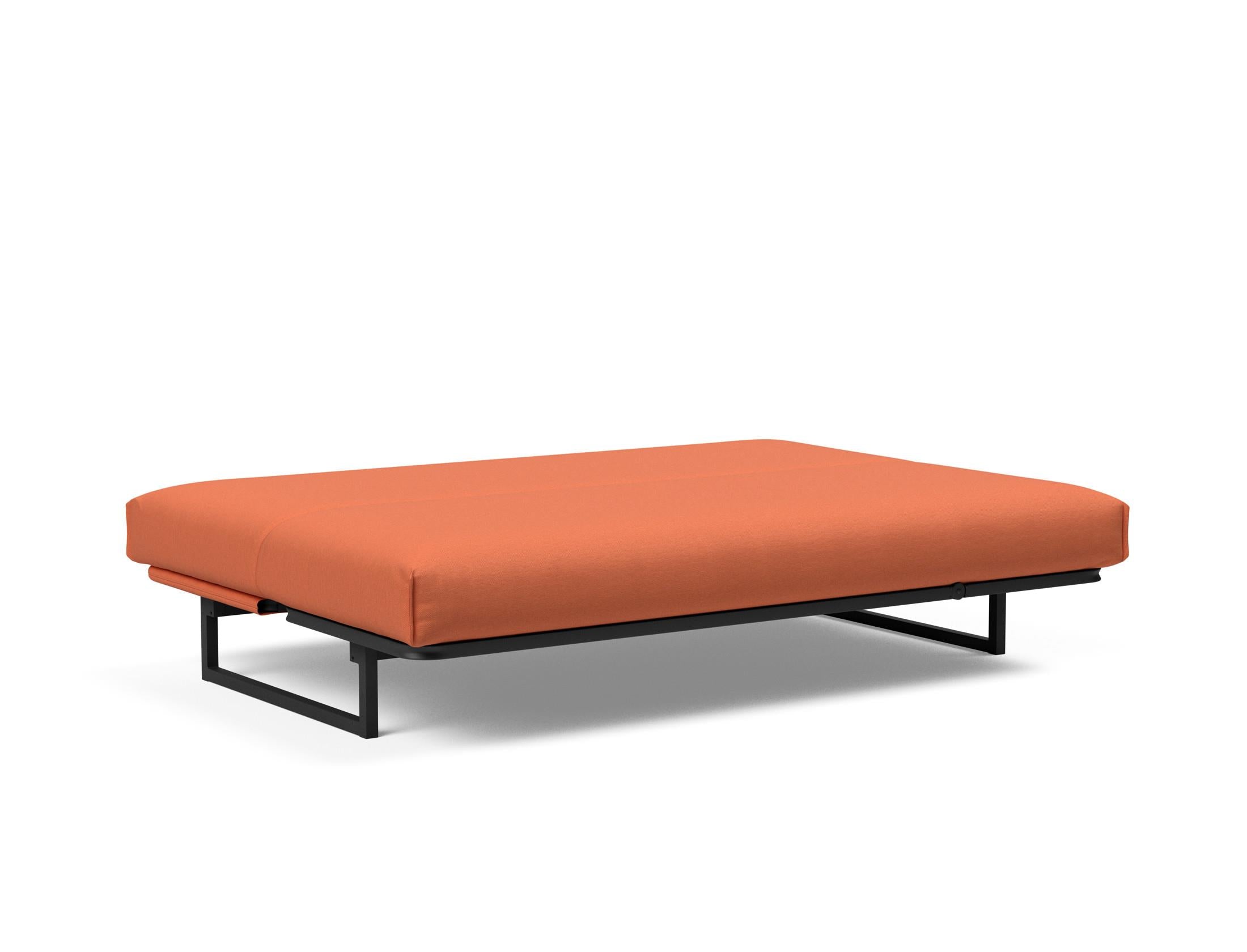 Erleben Sie das Fraction 140 Bettsofa mit Nordic Cover von Innovation Living: modernes Design, bequeme Soft Spring-Matratze, perfekt für kleine Räume.
