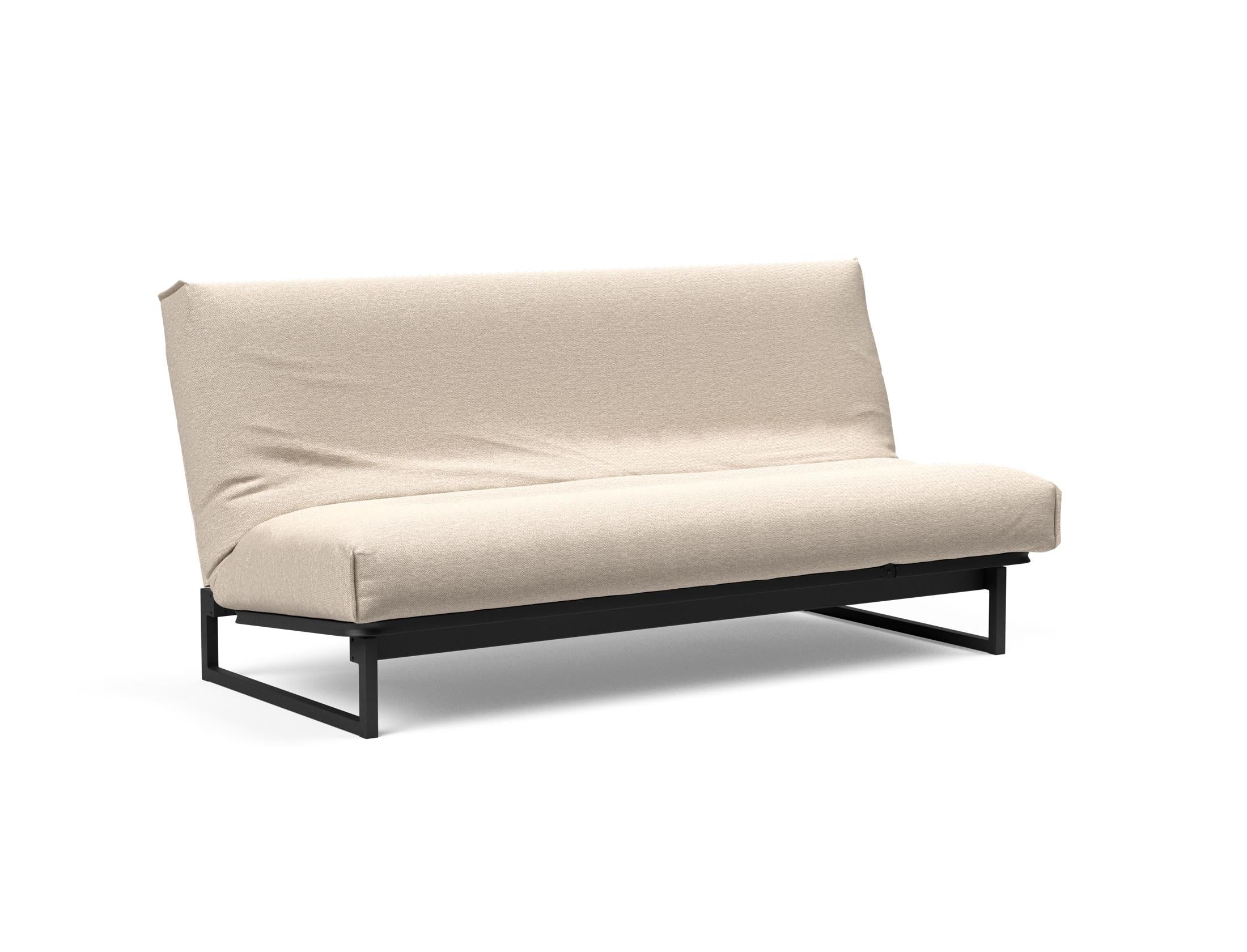 Erleben Sie das Fraction 140 Bettsofa mit Nordic Cover von Innovation Living: modernes Design, bequeme Soft Spring-Matratze, perfekt für kleine Räume.