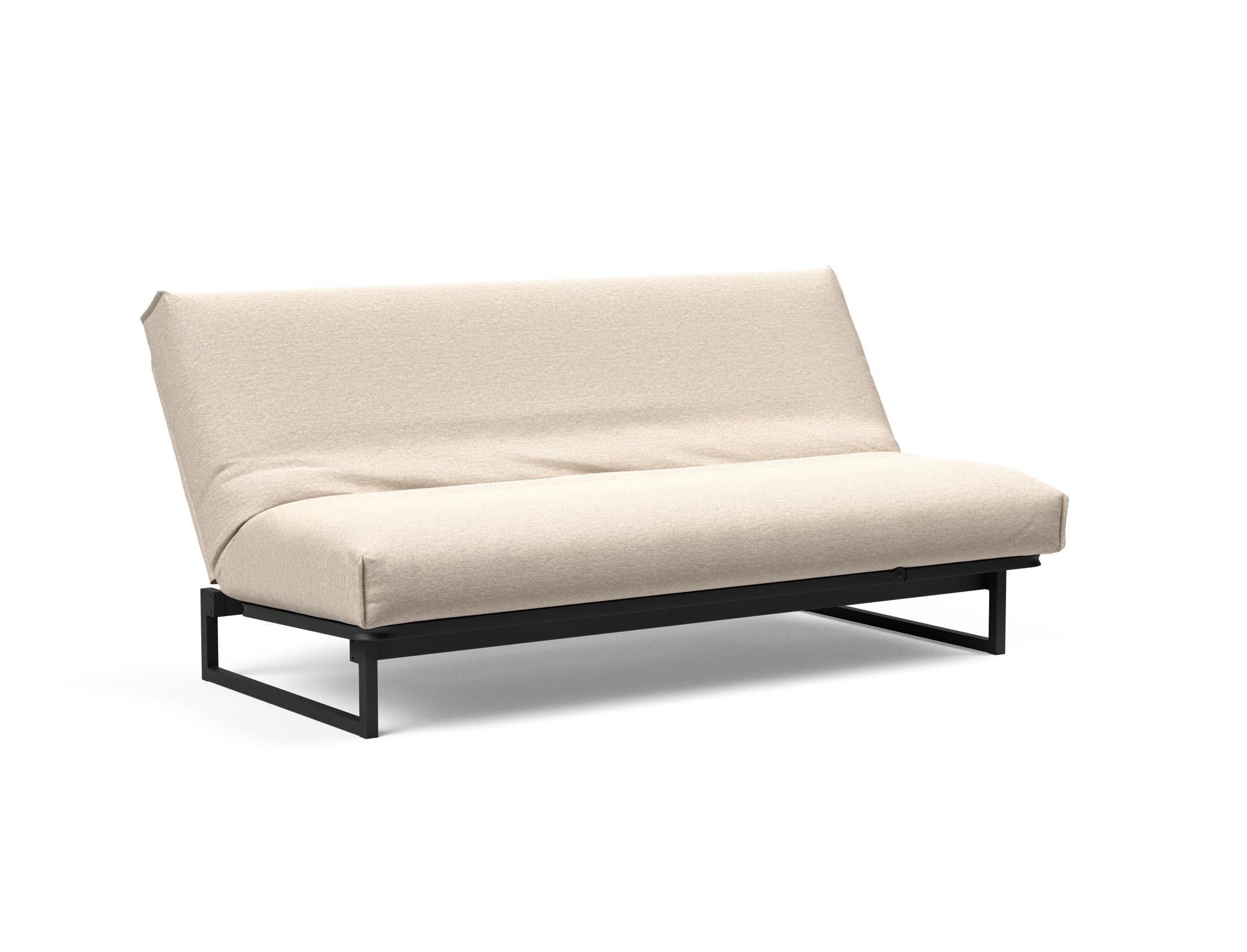 Erleben Sie das Fraction 140 Bettsofa mit Nordic Cover von Innovation Living: modernes Design, bequeme Soft Spring-Matratze, perfekt für kleine Räume.