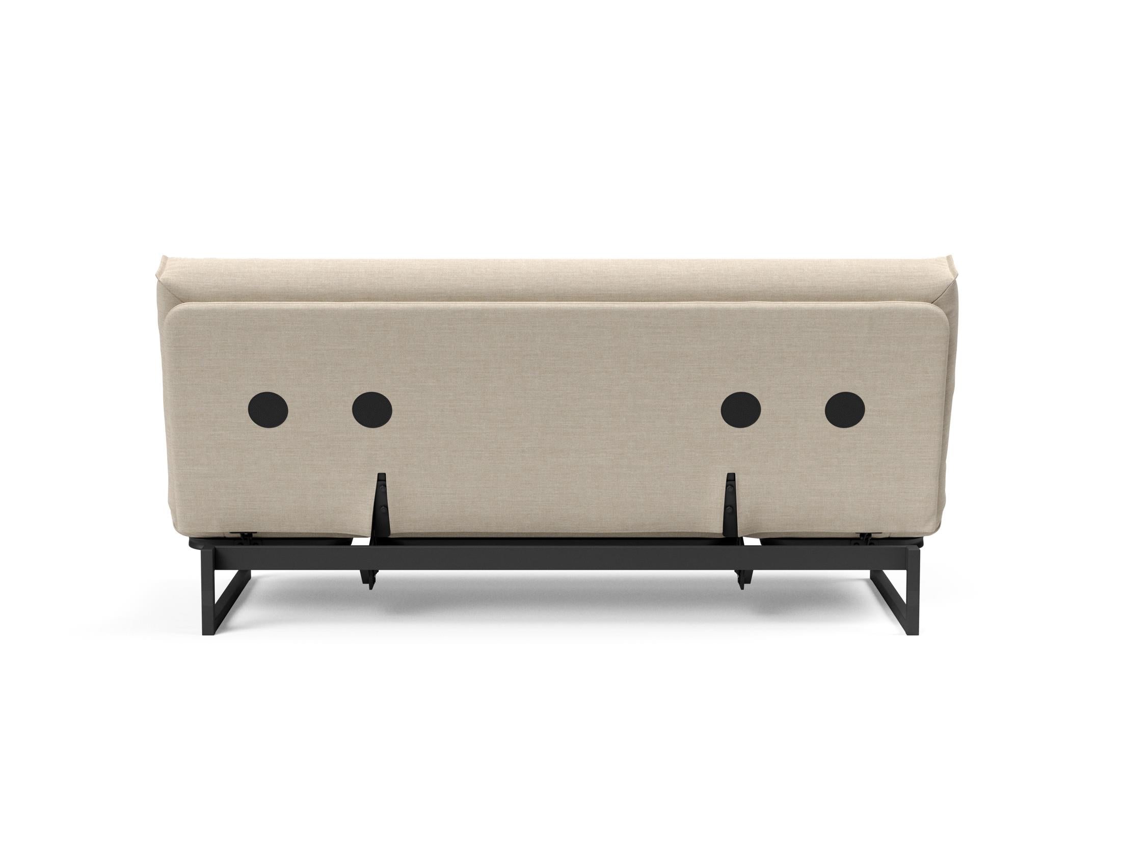 Erleben Sie das Fraction 140 Bettsofa mit Nordic Cover von Innovation Living: modernes Design, bequeme Soft Spring-Matratze, perfekt für kleine Räume.