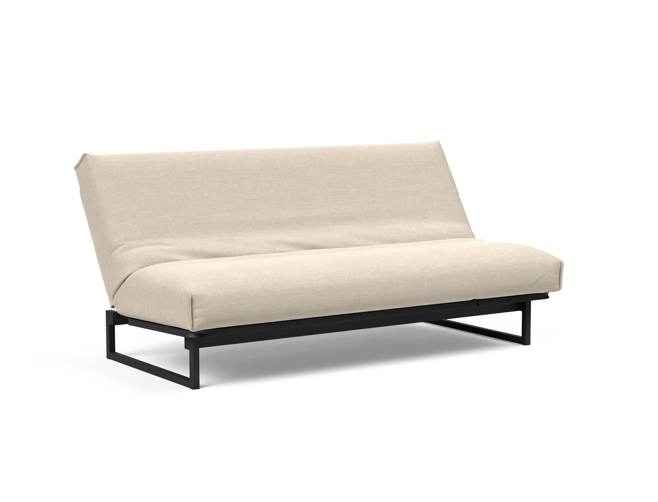 Erleben Sie das Fraction 140 Bettsofa mit Nordic Cover von Innovation Living: modernes Design, bequeme Soft Spring-Matratze, perfekt für kleine Räume.