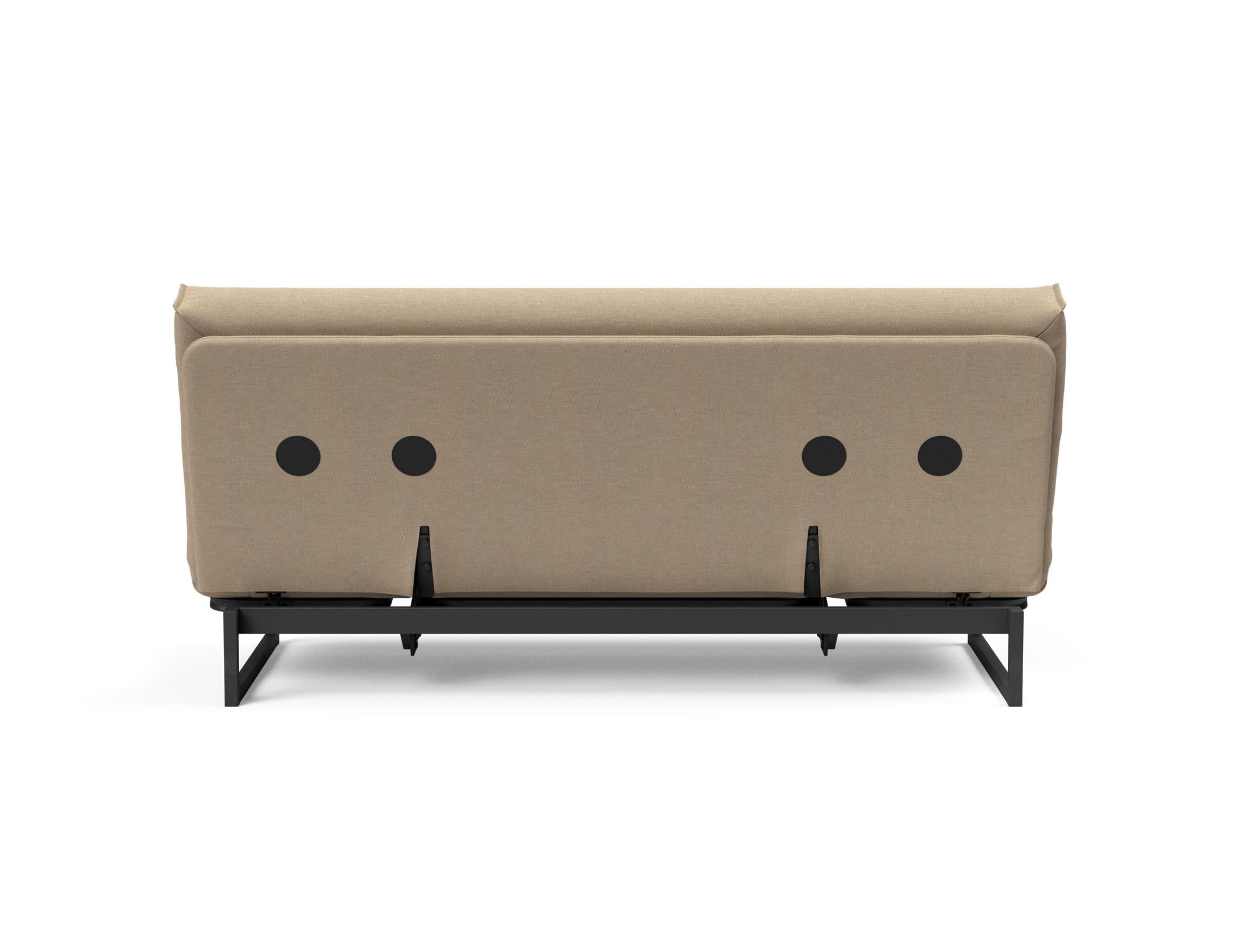 Erleben Sie das Fraction 140 Bettsofa mit Nordic Cover von Innovation Living: modernes Design, bequeme Soft Spring-Matratze, perfekt für kleine Räume.