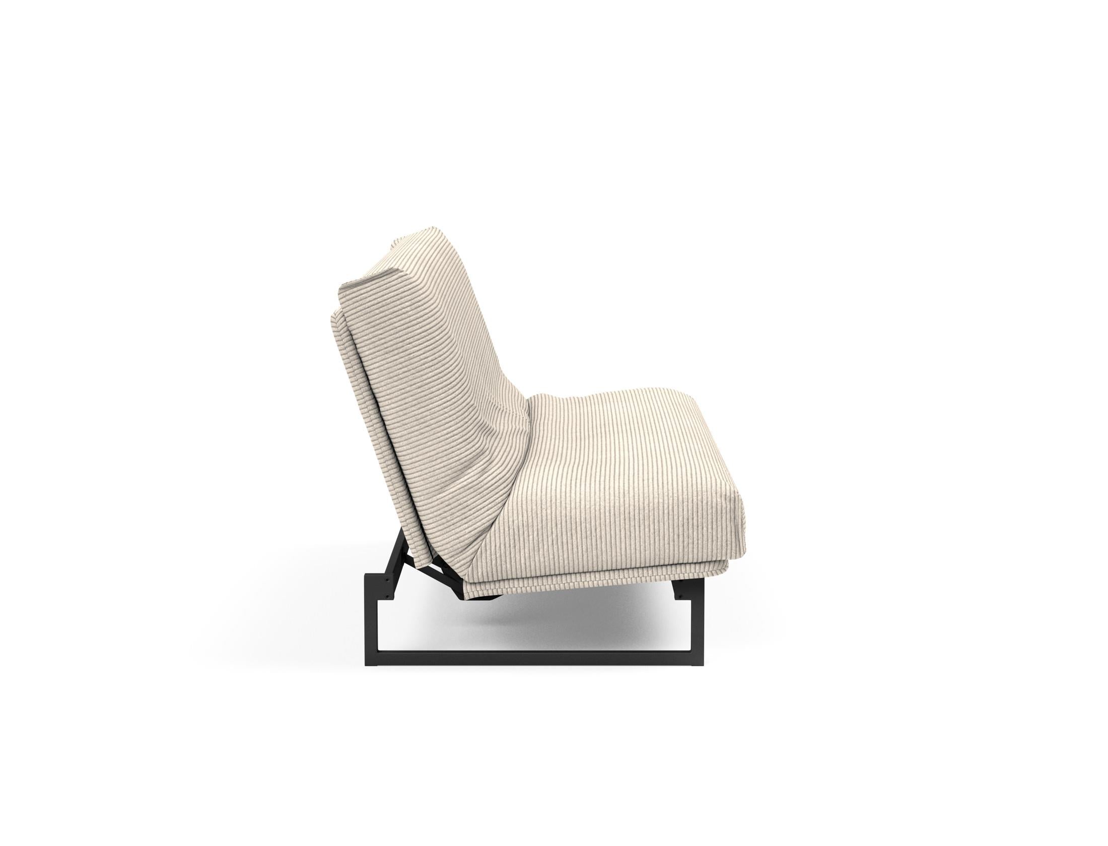 Erleben Sie das Fraction 140 Bettsofa mit Nordic Cover von Innovation Living: modernes Design, bequeme Soft Spring-Matratze, perfekt für kleine Räume.