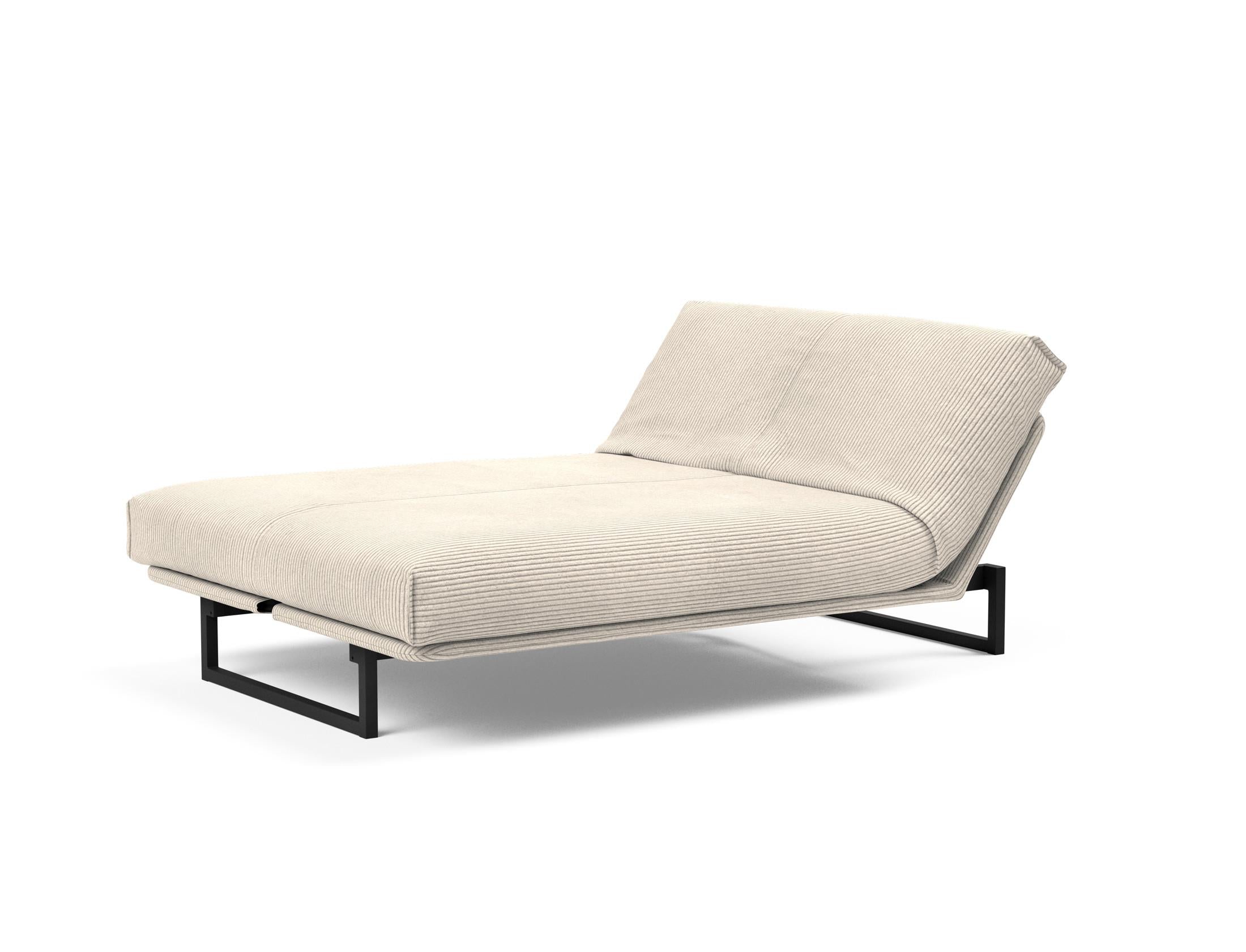 Erleben Sie das Fraction 140 Bettsofa mit Nordic Cover von Innovation Living: modernes Design, bequeme Soft Spring-Matratze, perfekt für kleine Räume.