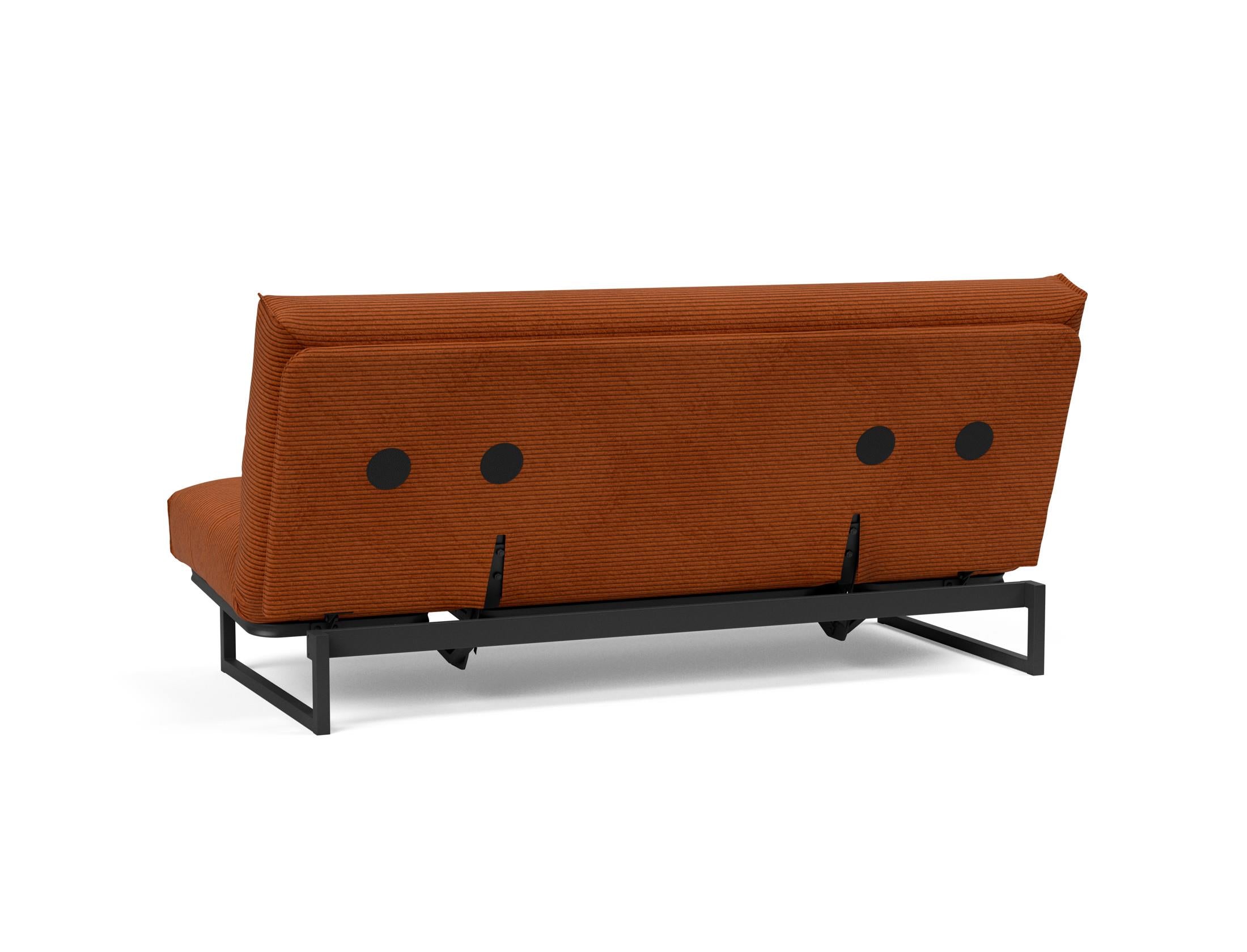Erleben Sie das Fraction 140 Bettsofa mit Nordic Cover von Innovation Living: modernes Design, bequeme Soft Spring-Matratze, perfekt für kleine Räume.