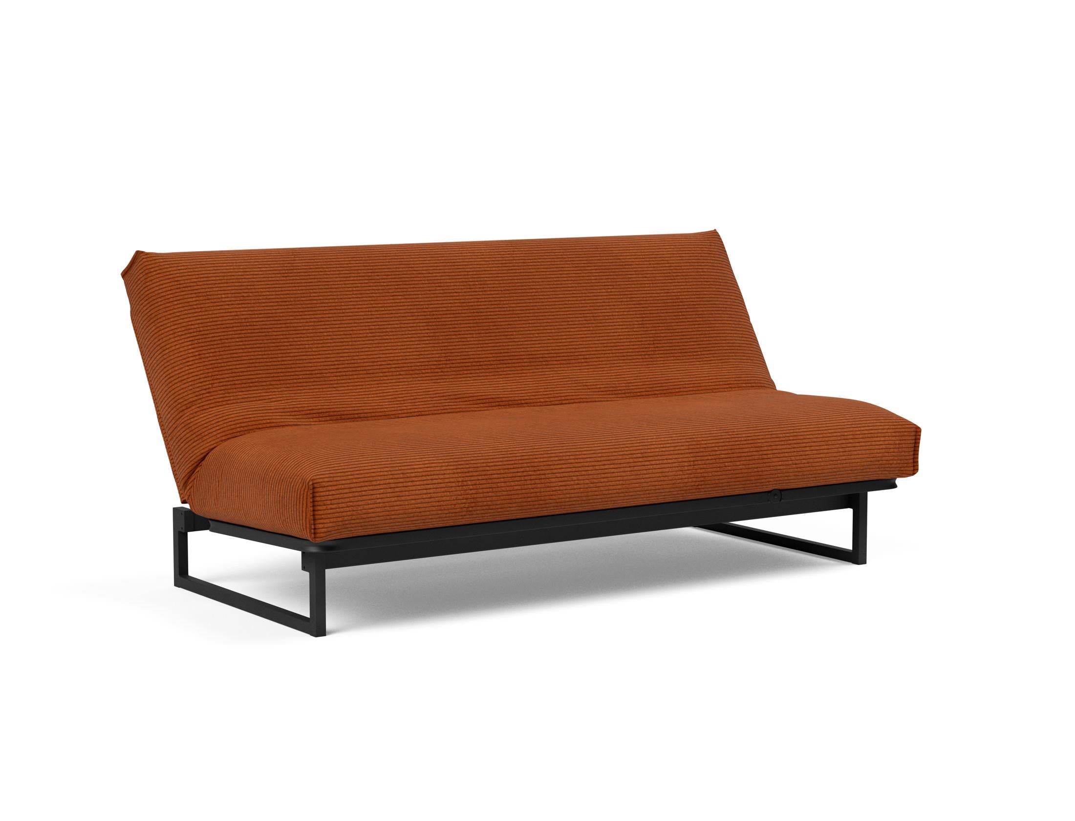 Entdecken Sie das Fraction 140 Bettsofa mit Nordic Cover von Innovation Living: stilvolles Design, komfortable Soft Spring-Matratze, ideal für kompakte Wohnräume.