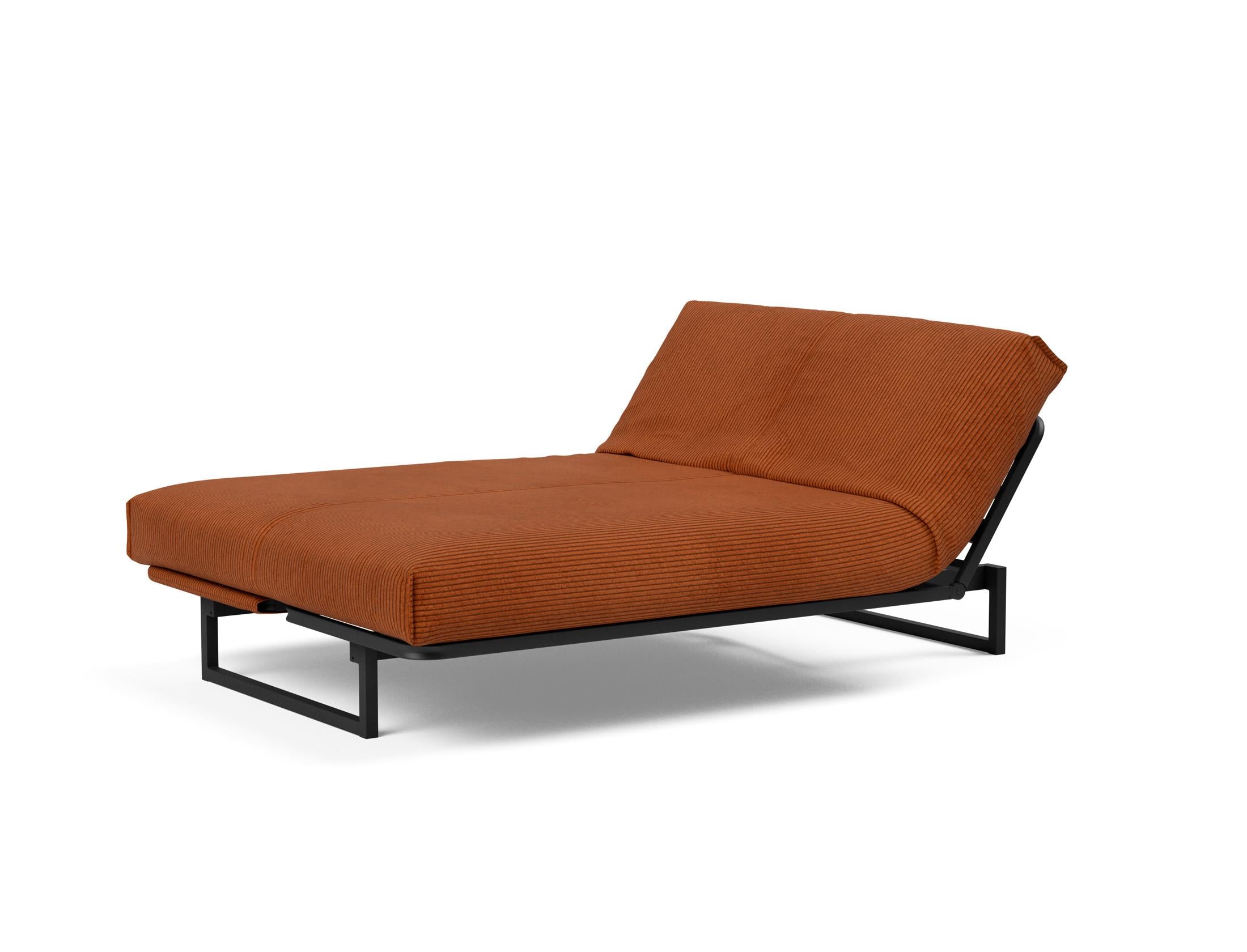 Erleben Sie das Fraction 140 Bettsofa mit Nordic Cover von Innovation Living: modernes Design, bequeme Soft Spring-Matratze, perfekt für kleine Räume.