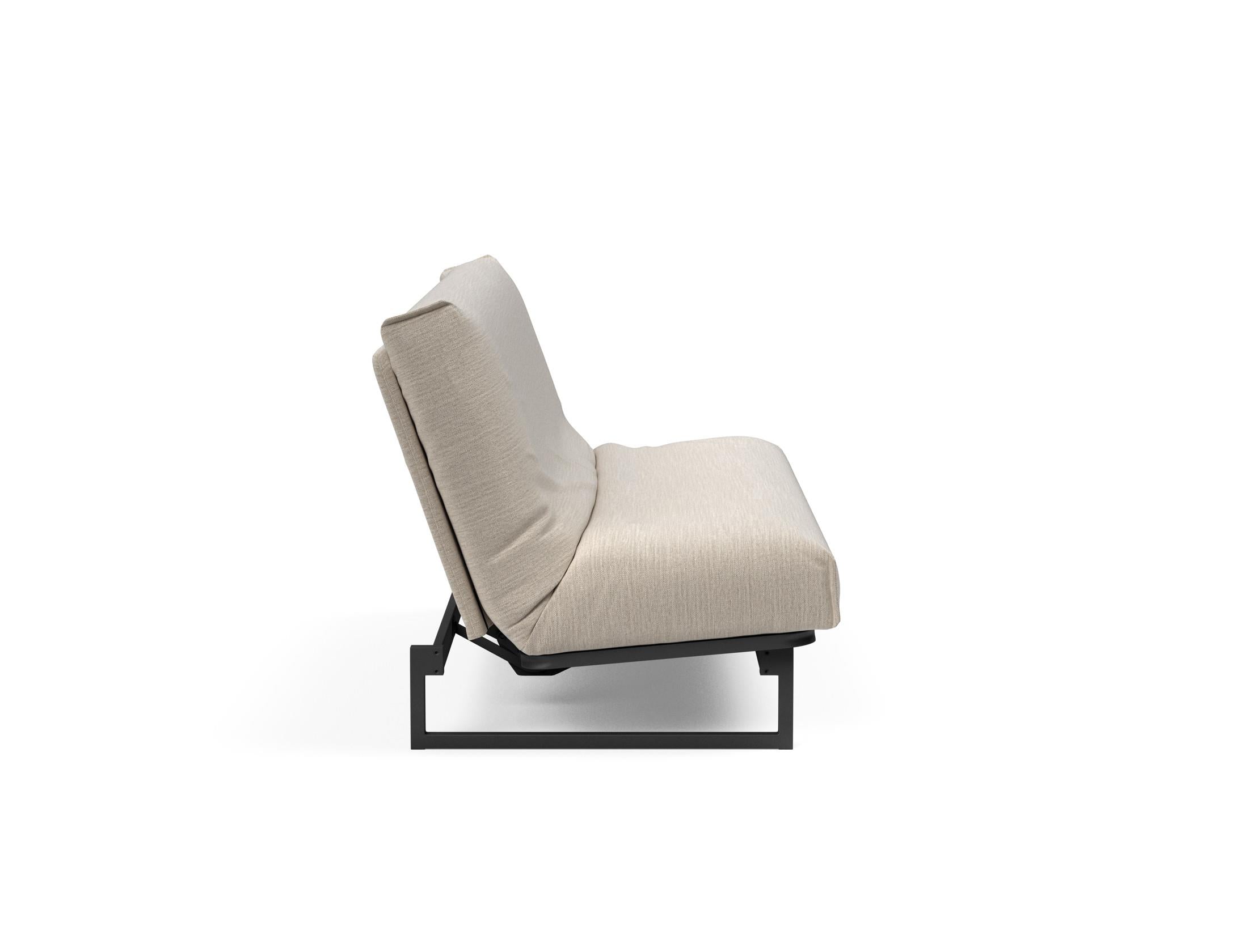 Erleben Sie das Fraction 140 Bettsofa mit Nordic Cover von Innovation Living: modernes Design, bequeme Soft Spring-Matratze, perfekt für kleine Räume.