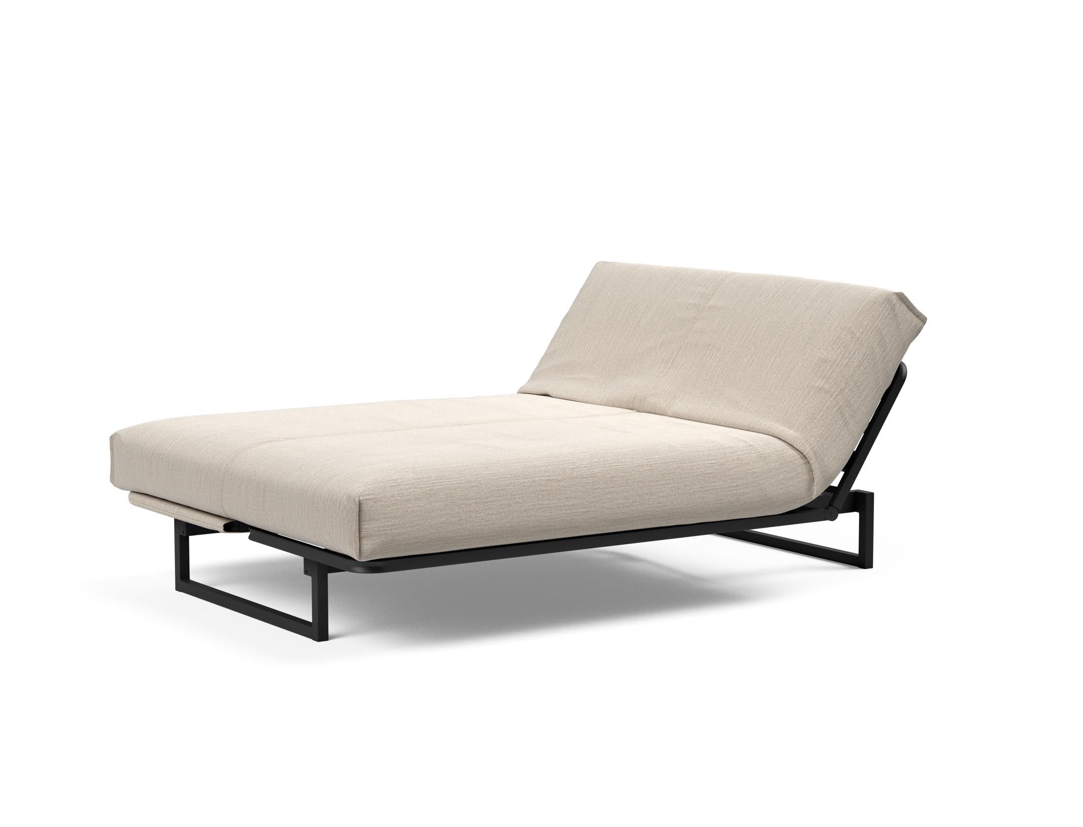 Erleben Sie das Fraction 140 Bettsofa mit Nordic Cover von Innovation Living: modernes Design, bequeme Soft Spring-Matratze, perfekt für kleine Räume.