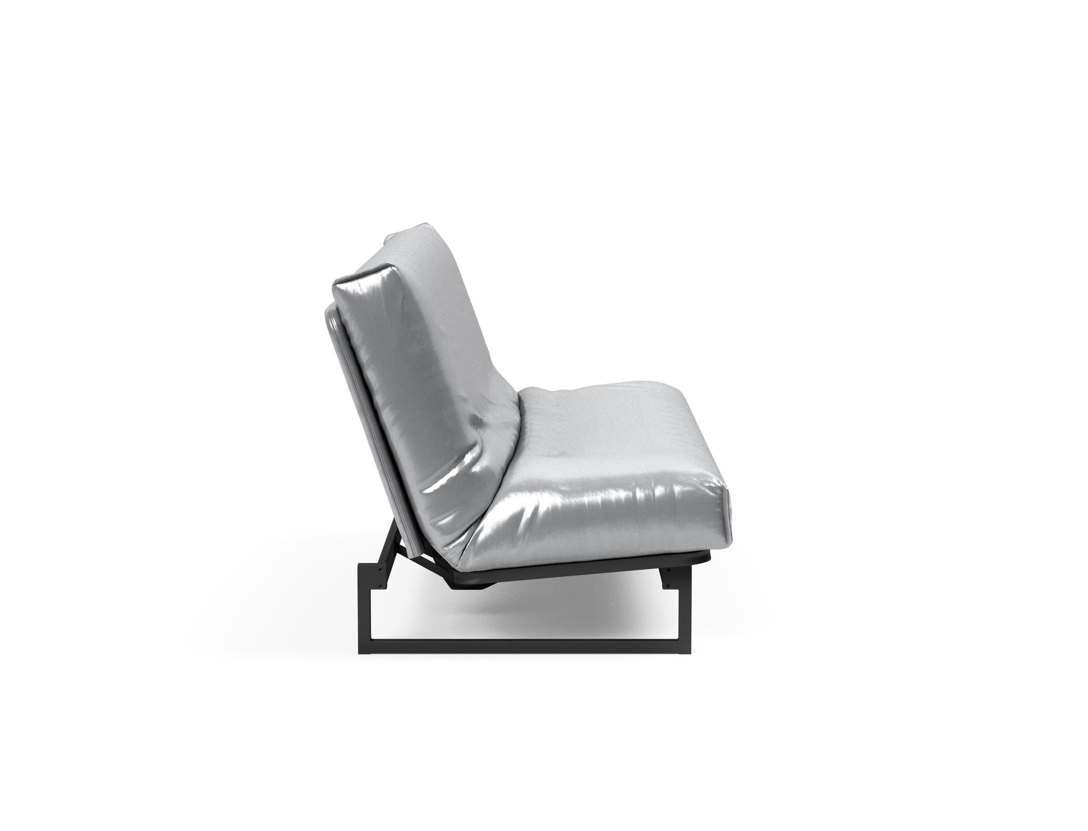 Erleben Sie das Fraction 140 Bettsofa mit Nordic Cover von Innovation Living: modernes Design, bequeme Soft Spring-Matratze, perfekt für kleine Räume.