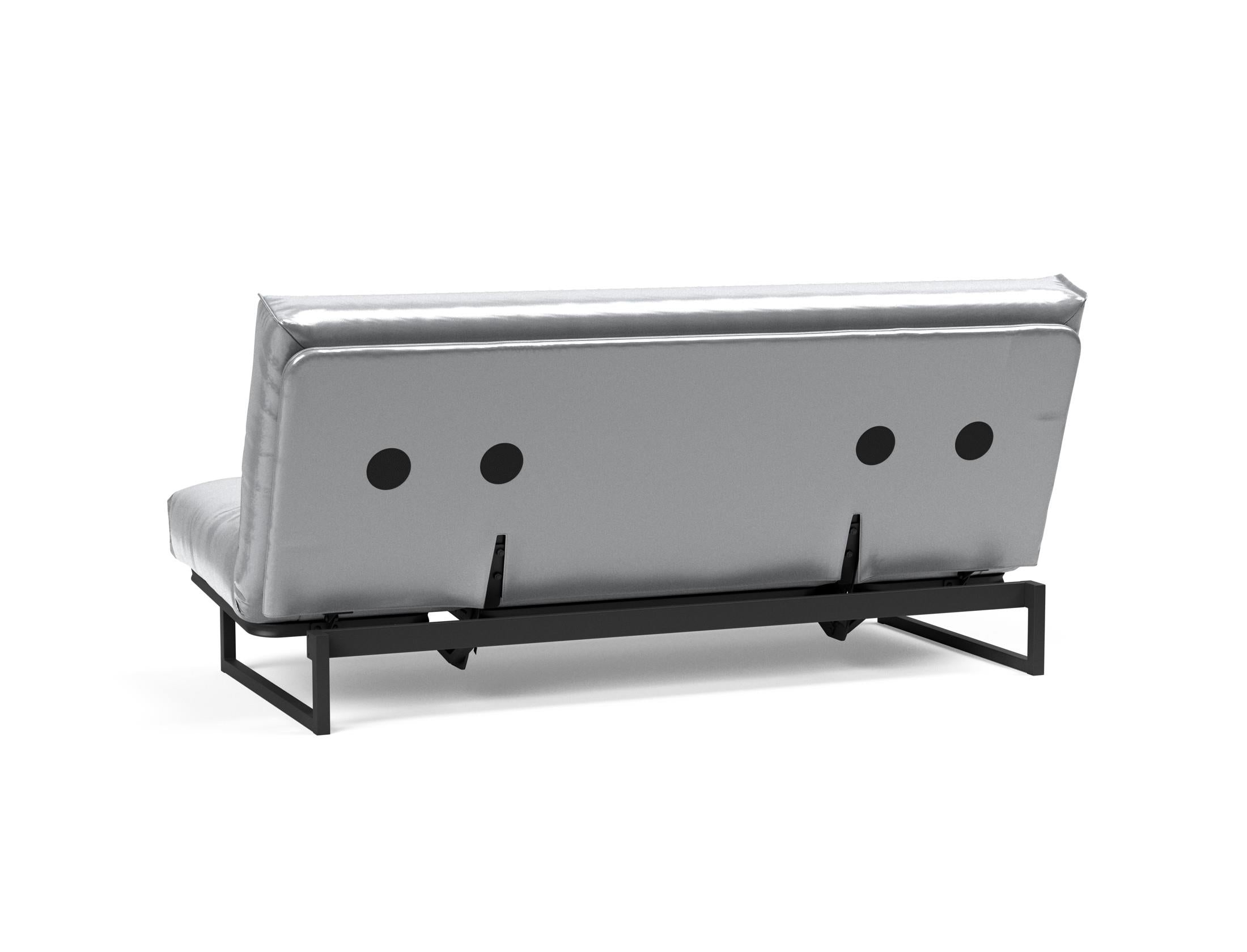 Erleben Sie das Fraction 140 Bettsofa mit Nordic Cover von Innovation Living: modernes Design, bequeme Soft Spring-Matratze, perfekt für kleine Räume.