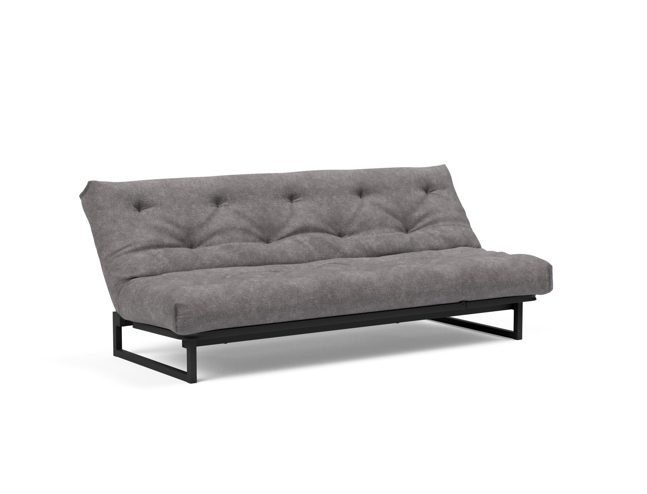 Fraction 120 Bettsofa Nordic Soft Spring: modernes skandinavisches Design, ideal für kompakte Räume, bietet hohen Sitzkomfort und eine praktische Schlafgelegenheit.