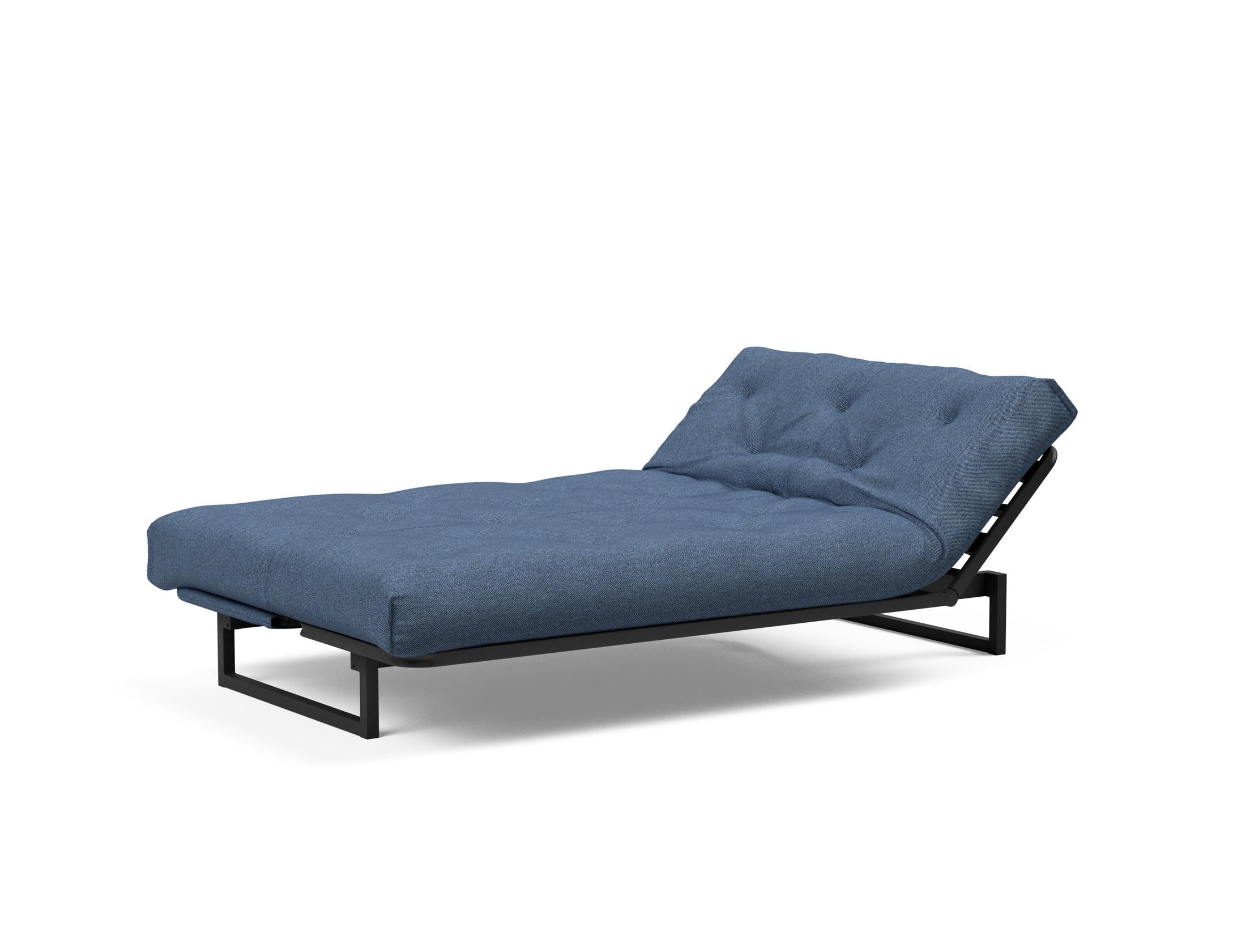 Fraction 120 Bettsofa Nordic Soft Spring: modernes skandinavisches Design, ideal für kompakte Räume, bietet hohen Sitzkomfort und eine praktische Schlafgelegenheit.
