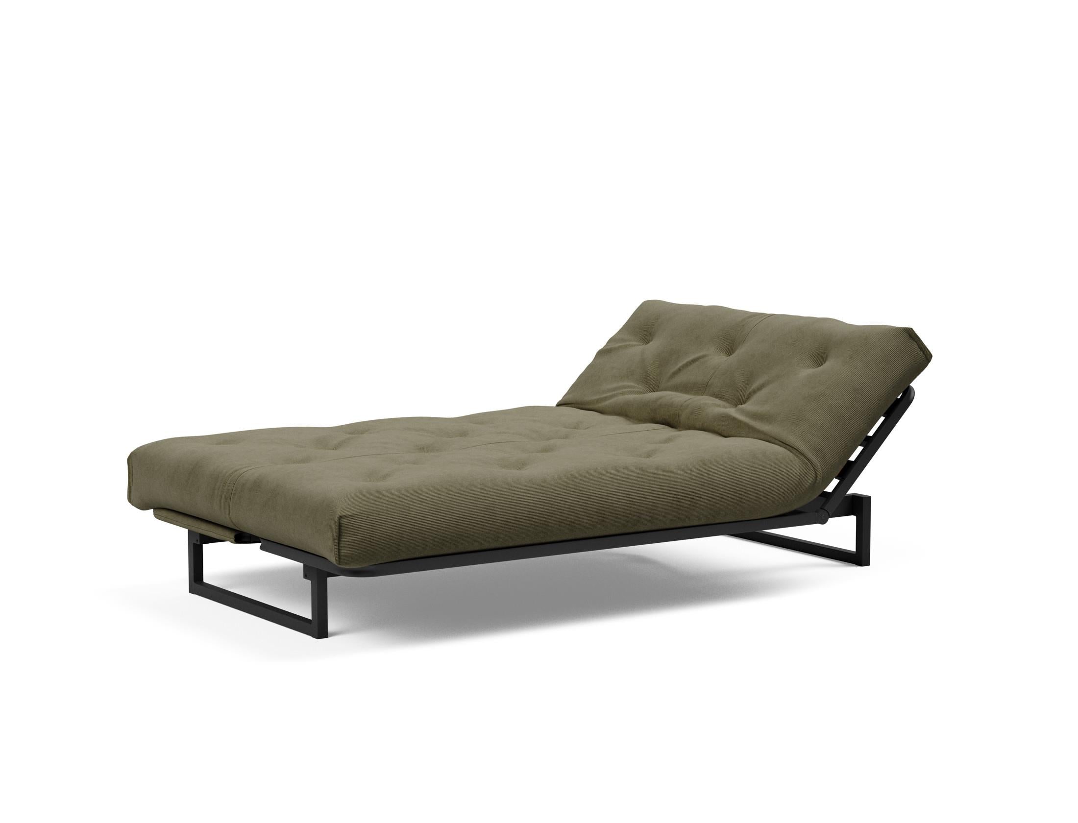 Fraction 120 Bettsofa Nordic Soft Spring: modernes skandinavisches Design, ideal für kompakte Räume, bietet hohen Sitzkomfort und eine praktische Schlafgelegenheit.