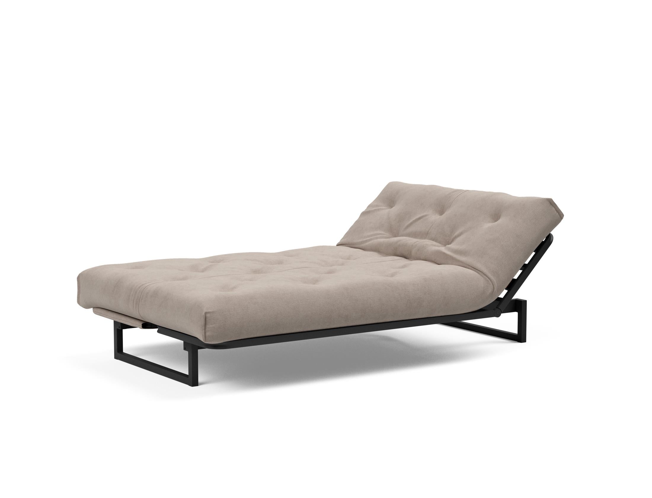 Fraction 120 Bettsofa Nordic Soft Spring: modernes skandinavisches Design, ideal für kompakte Räume, bietet hohen Sitzkomfort und eine praktische Schlafgelegenheit.