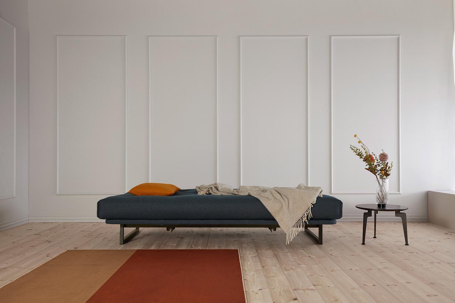 Fraction 120 Bettsofa Nordic: Elegantes Schlafsofa mit hochwertigem Soft Spring Bezug, perfekt für moderne Wohnräume und vielseitige Nutzung.
