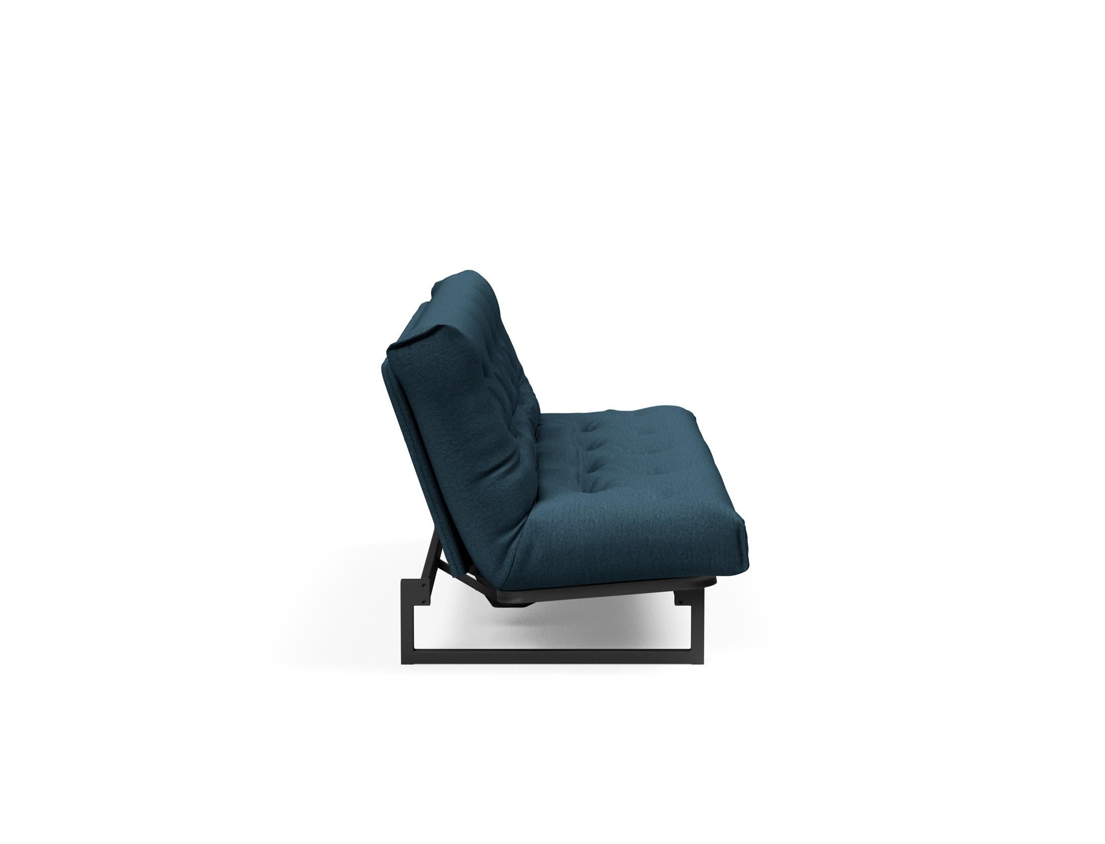 Fraction 120 Bettsofa Nordic Soft Spring: modernes skandinavisches Design, ideal für kompakte Räume, bietet hohen Sitzkomfort und eine praktische Schlafgelegenheit.
