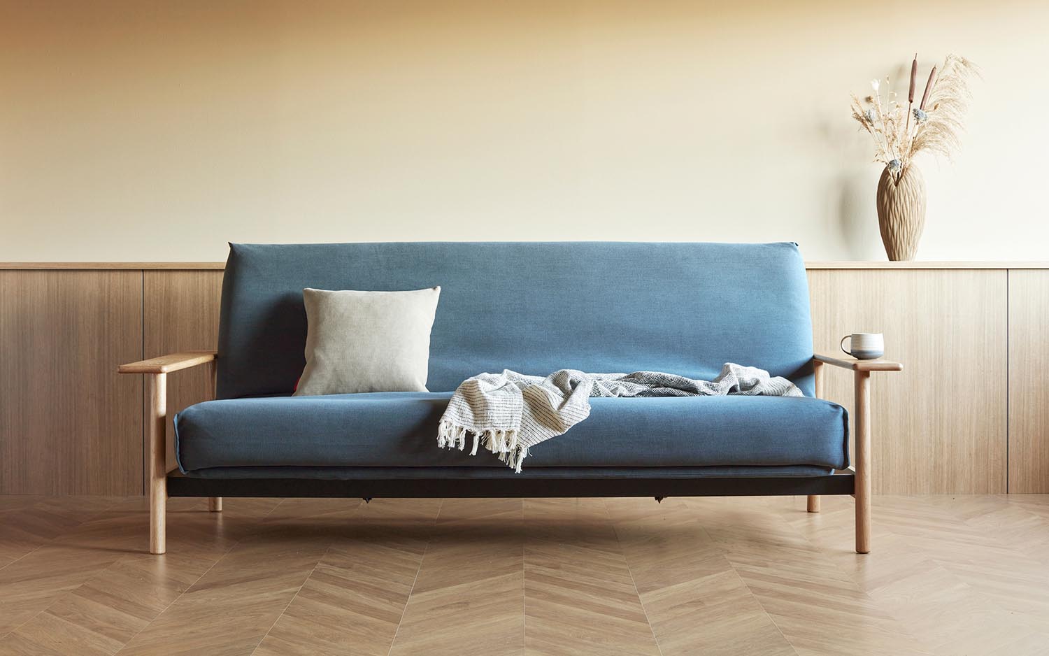 Entdecken Sie das Balder Bettsofa 140 Nordic Cover: stilvolles Design, hochwertige Soft Spring Matratze, ideal für vielseitige Wohnräume.