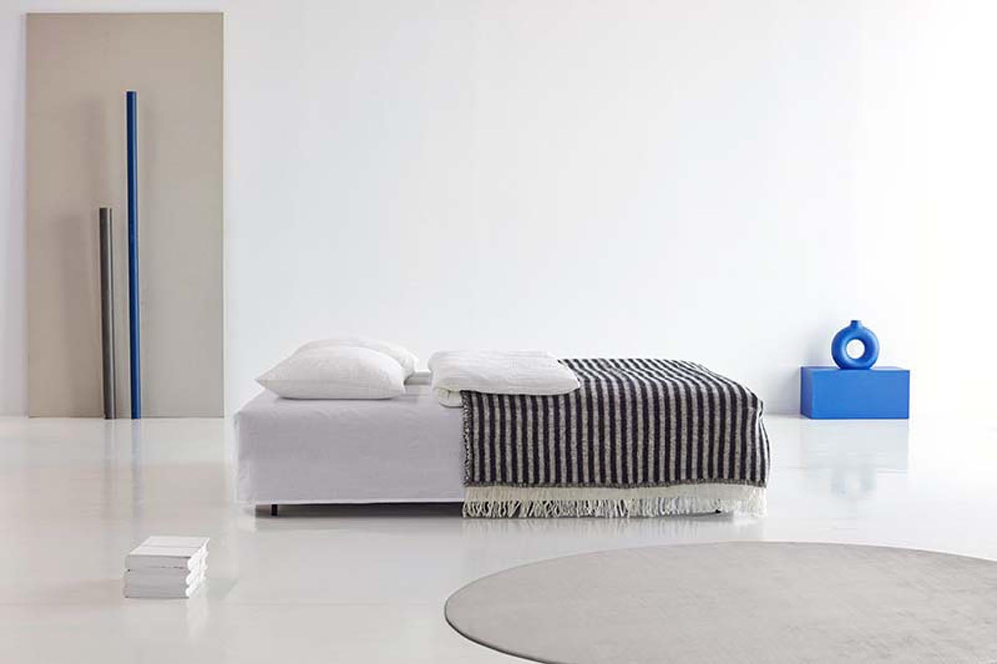 Das Osvald Sofabett 150 von Innovation Living vereint modernes Design mit praktischer Funktionalität – perfekt für kleine Räume und Gäste.