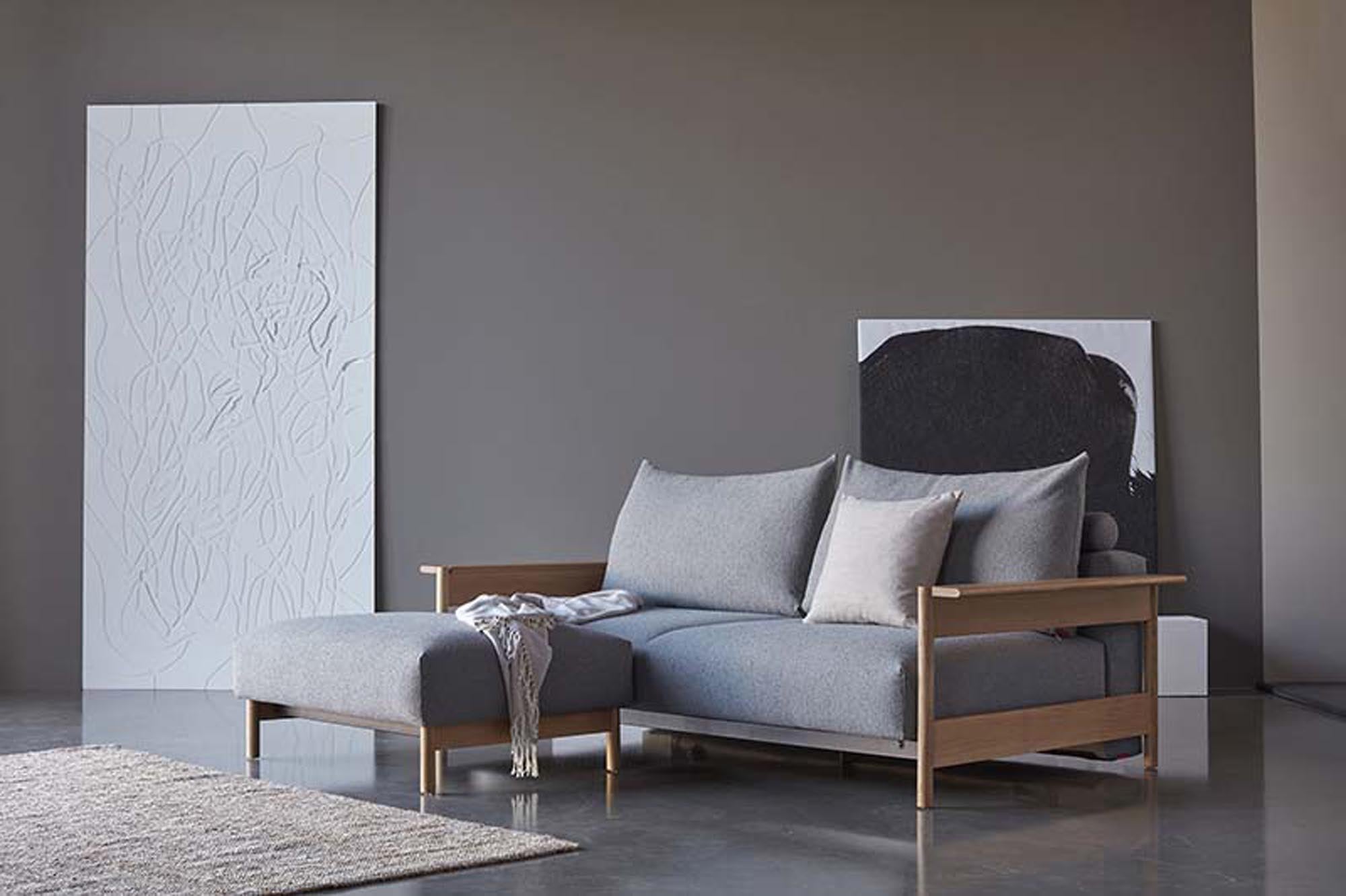 Der Malloy Ottoman von Innovation Living vereint elegantes Design mit Funktionalität. Ideal als Chaiselongue oder Couchtisch, passt er perfekt in jedes Zuhause.