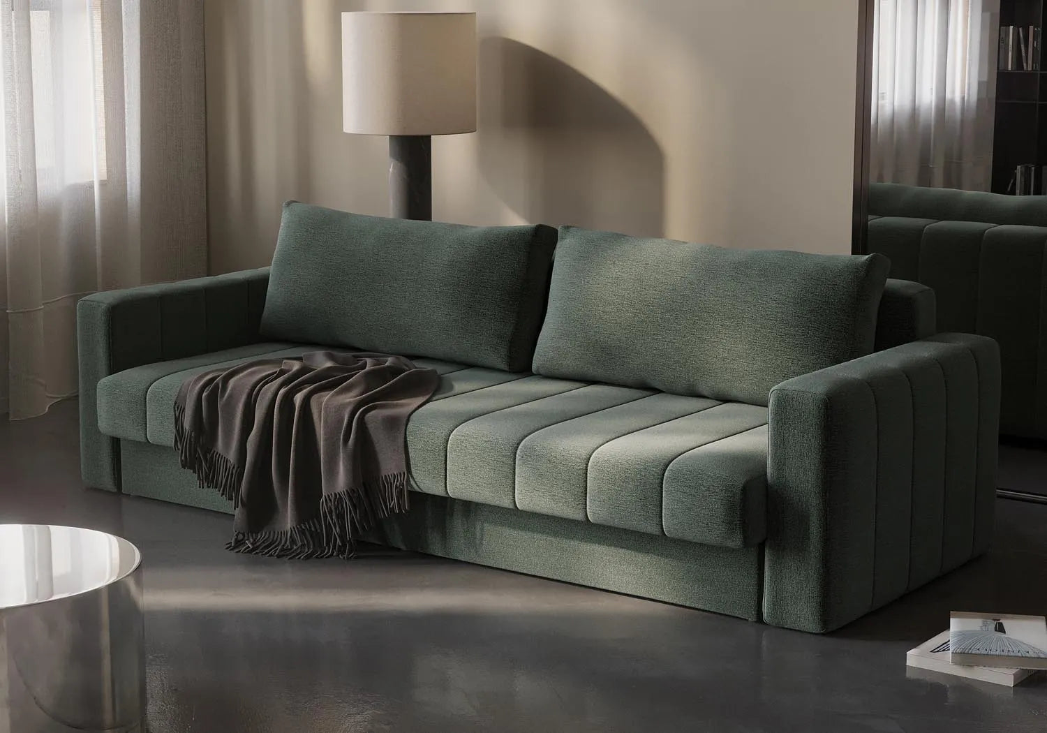 Das Akello Schlafsofa von Innovation Living bietet stilvolle Armlehnen und verwandelt jeden Raum in eine gemütliche Schlafoase.