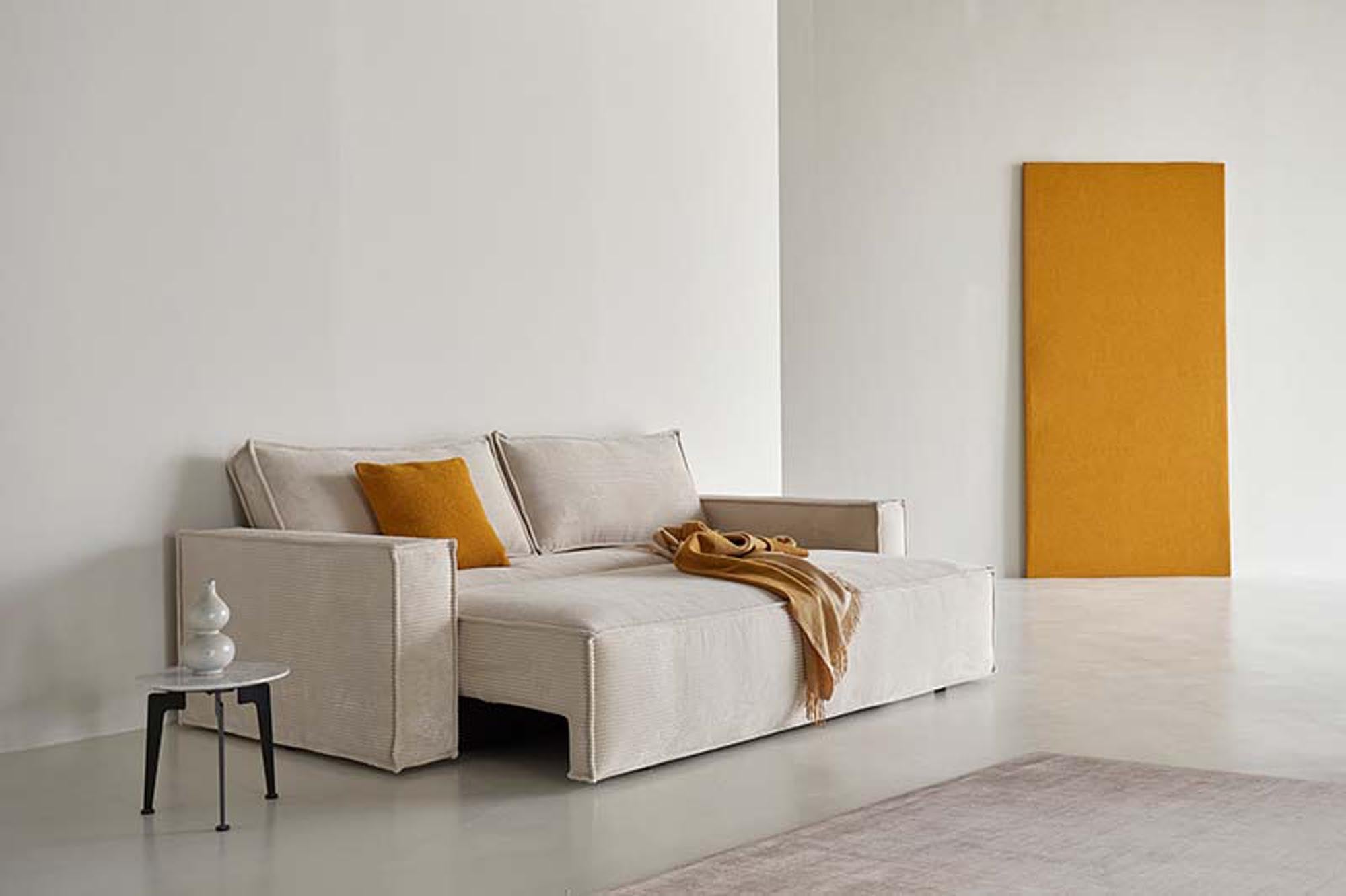 Erleben Sie das Newilla Bettsofa von Innovation Living – ein elegantes, multifunktionales Möbelstück mit robustem Stahlrahmen und abnehmbarem Bezug.