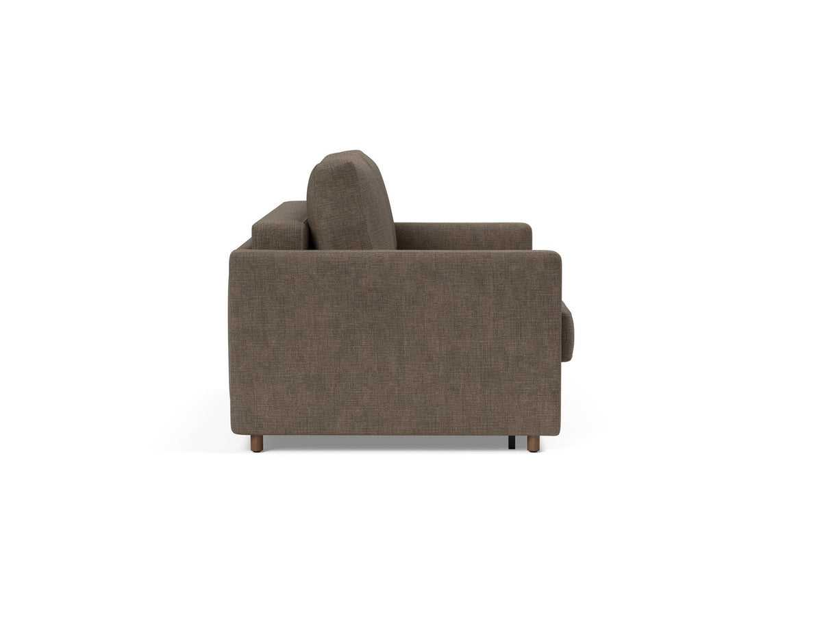 Neah 140 Schlafsofa mit Slim Armlehnen in 411 Esina Cedar Brown präsentiert im Onlineshop von KAQTU Design AG. Bettsofa ist von Innovation Living