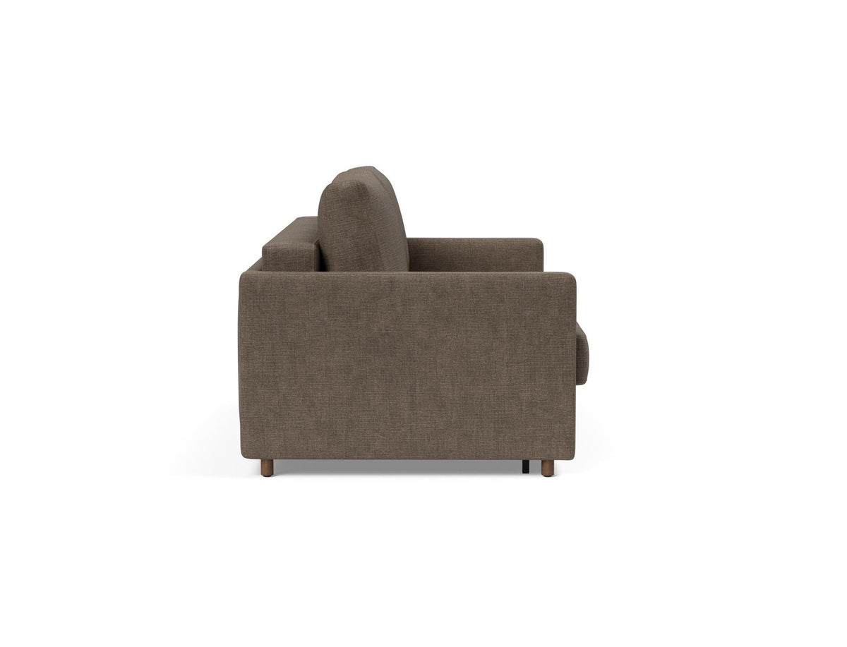 Neah 140 Schlafsofa mit Slim Armlehnen in 411 Esina Cedar Brown präsentiert im Onlineshop von KAQTU Design AG. Bettsofa ist von Innovation Living