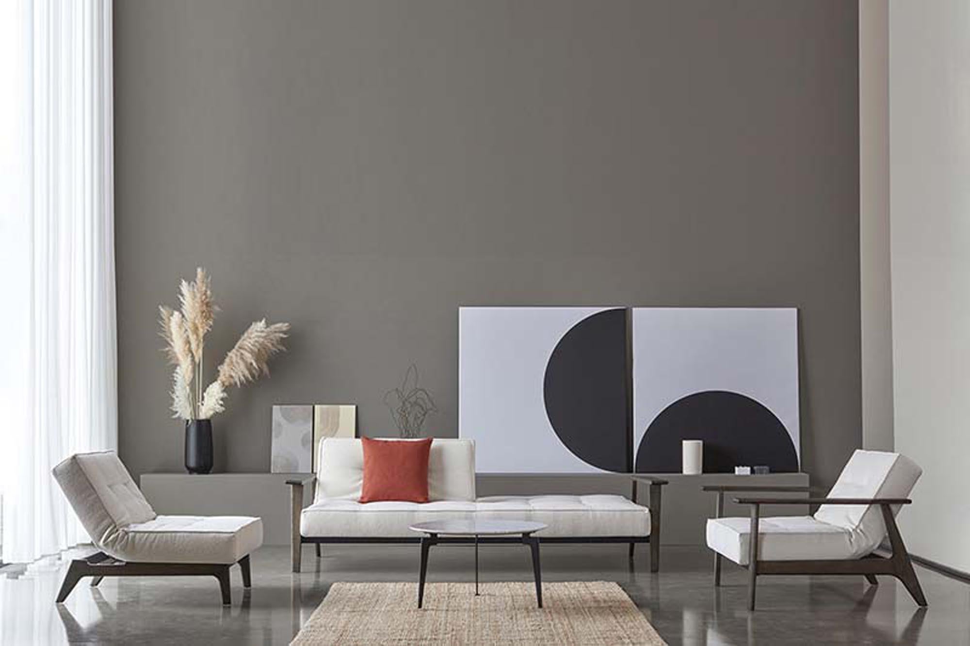 Entdecken Sie den Splitback Frej Sessel von Innovation Living – stilvolles dänisches Design, robuste Materialien und anpassbare Farben für jeden Raum.