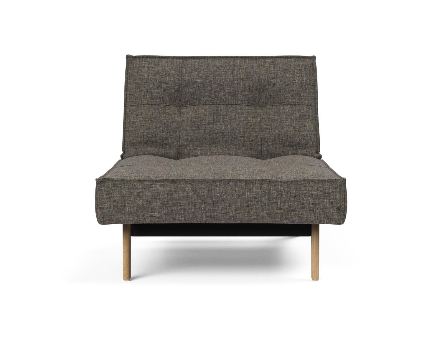 Entdecken Sie den Splitback Eik Sessel von Innovation Living: Ein elegantes, multifunktionales Möbelstück aus hochwertigem Eichenholz und Stahl.