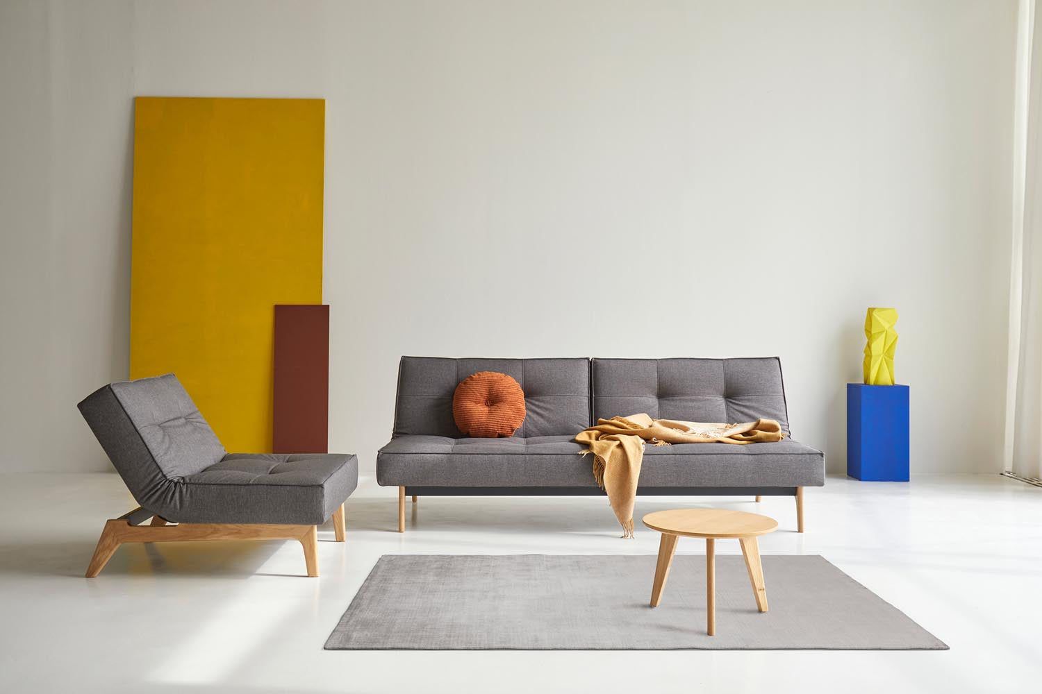 Erleben Sie den Splitback Eik Sessel von Innovation Living – ein stilvolles, flexibles Möbelstück aus robustem Eichenholz und stabilem Stahl, ideal für jedes Zuhause.