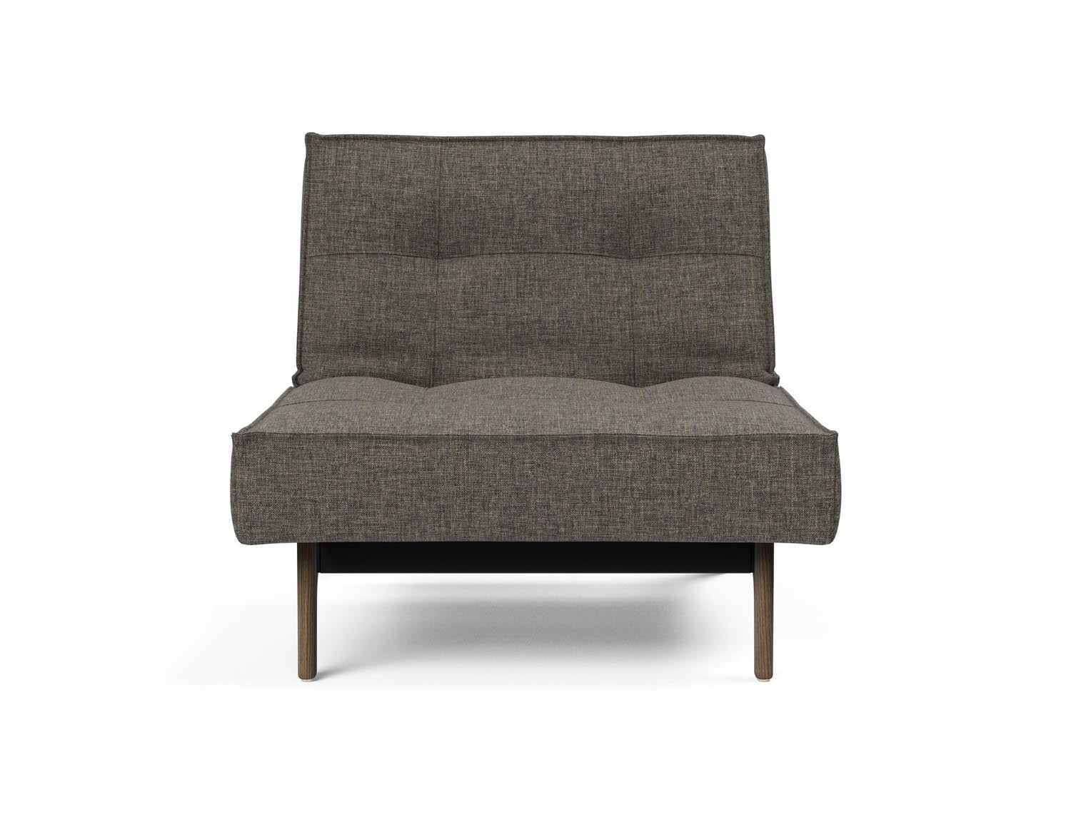 Entdecken Sie den Splitback Eik Sessel von Innovation Living – ein elegantes, multifunktionales Möbelstück aus robustem Eichenholz und Stahl, perfekt für Ihr Zuhause.