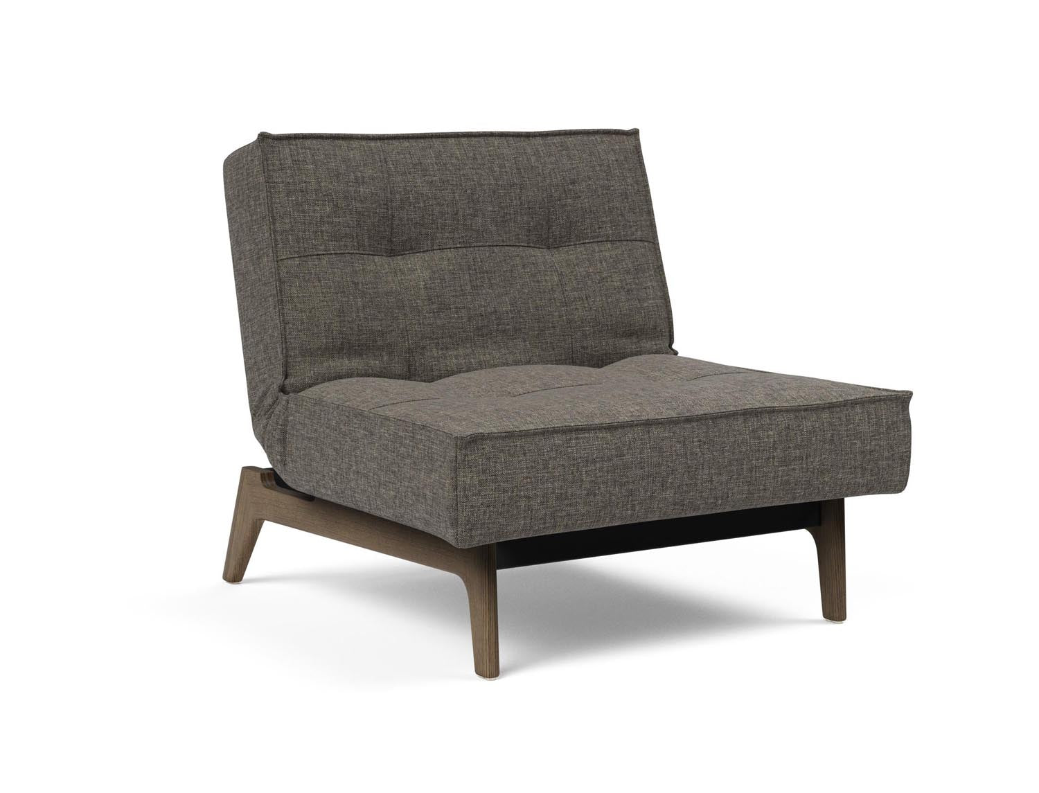 Erleben Sie den Splitback Eik Sessel von Innovation Living – ein stilvoller, flexibler Sessel aus hochwertigem Eichenholz und Stahl, ideal für jedes Zuhause.