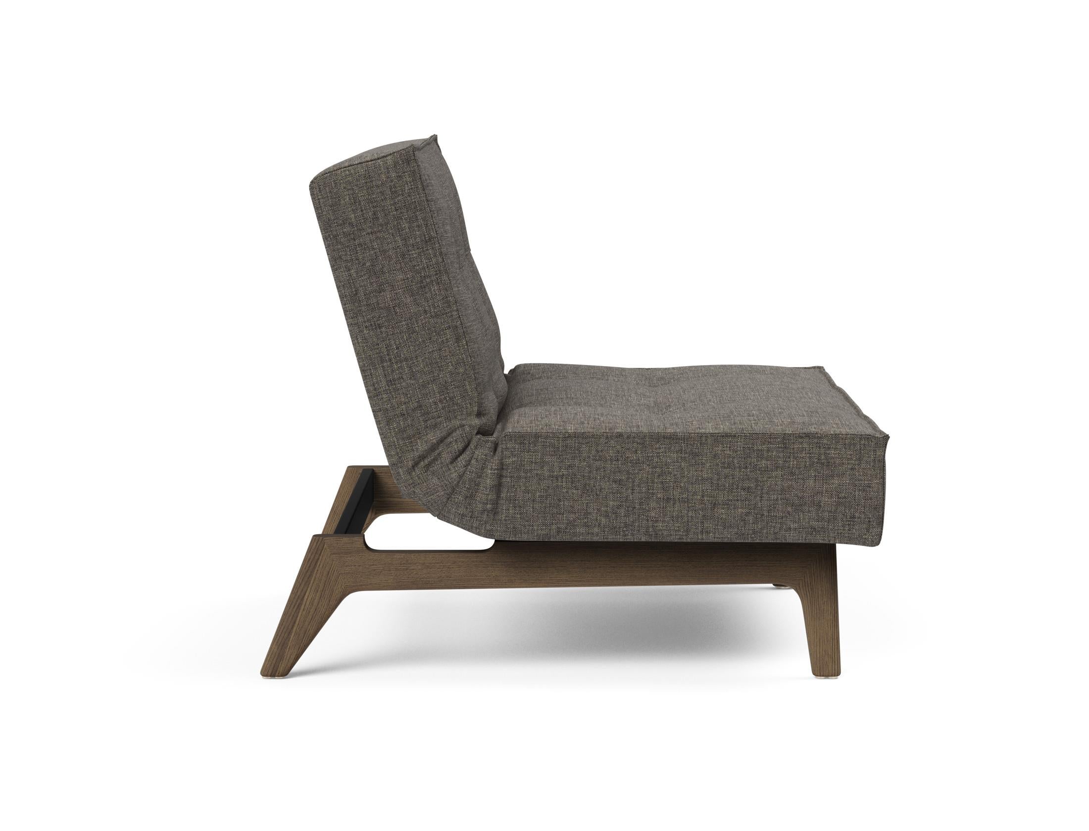 Entdecken Sie den Splitback Eik Sessel von Innovation Living – ein elegantes, multifunktionales Möbelstück aus robustem Eichenholz und Stahl, perfekt für Ihr Zuhause.