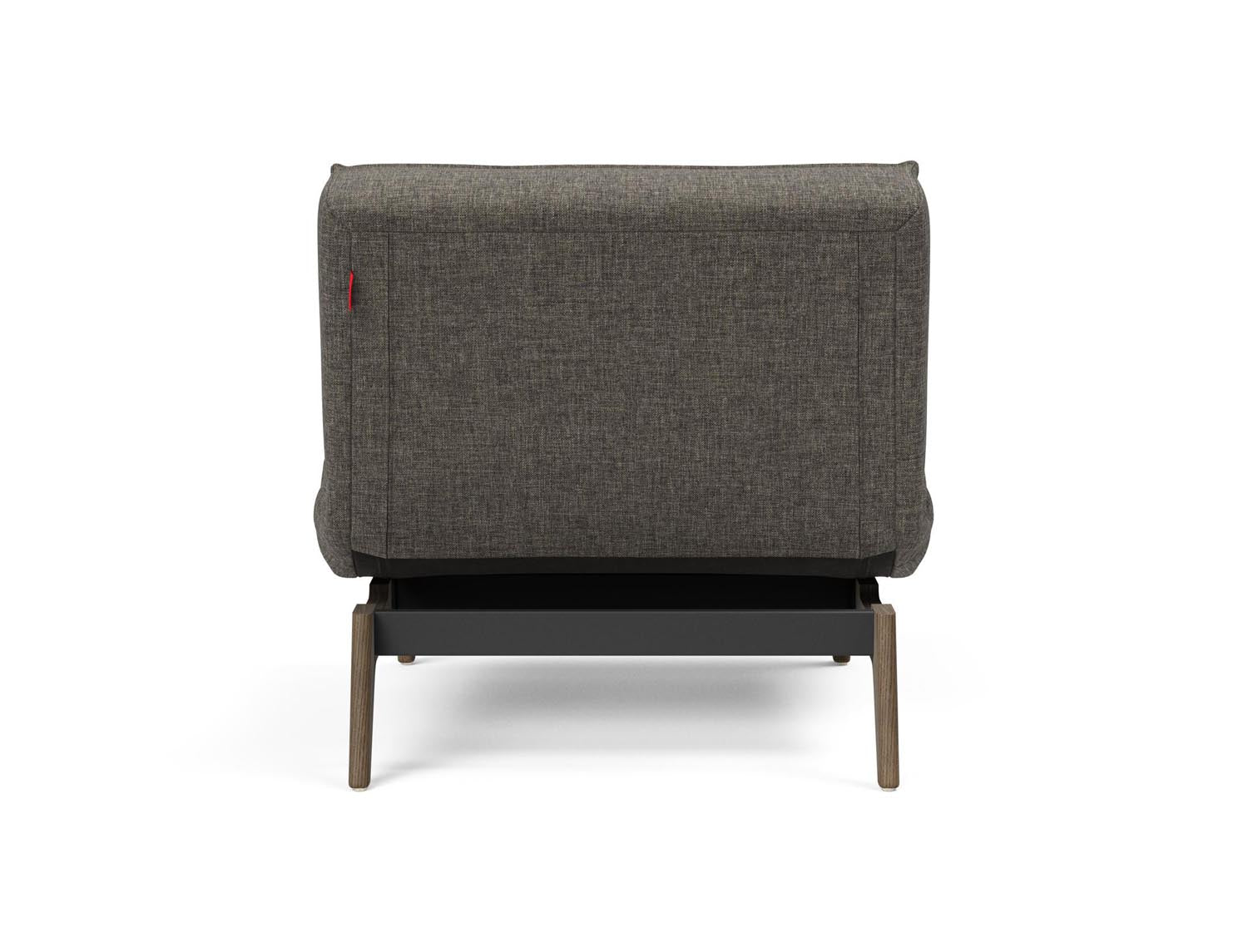 Erleben Sie den Splitback Eik Sessel von Innovation Living – ein stilvoller, flexibler Sessel aus hochwertigem Eichenholz und Stahl, ideal für jedes Zuhause.