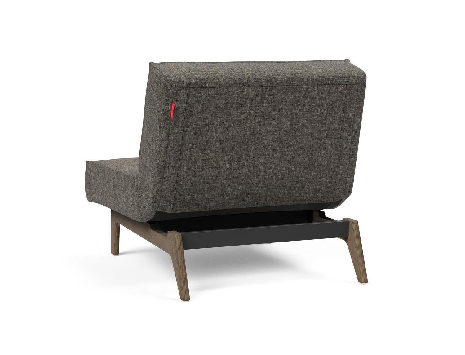 Entdecken Sie den Splitback Eik Sessel von Innovation Living – ein elegantes, multifunktionales Möbelstück aus robustem Eichenholz und Stahl, perfekt für Ihr Zuhause.