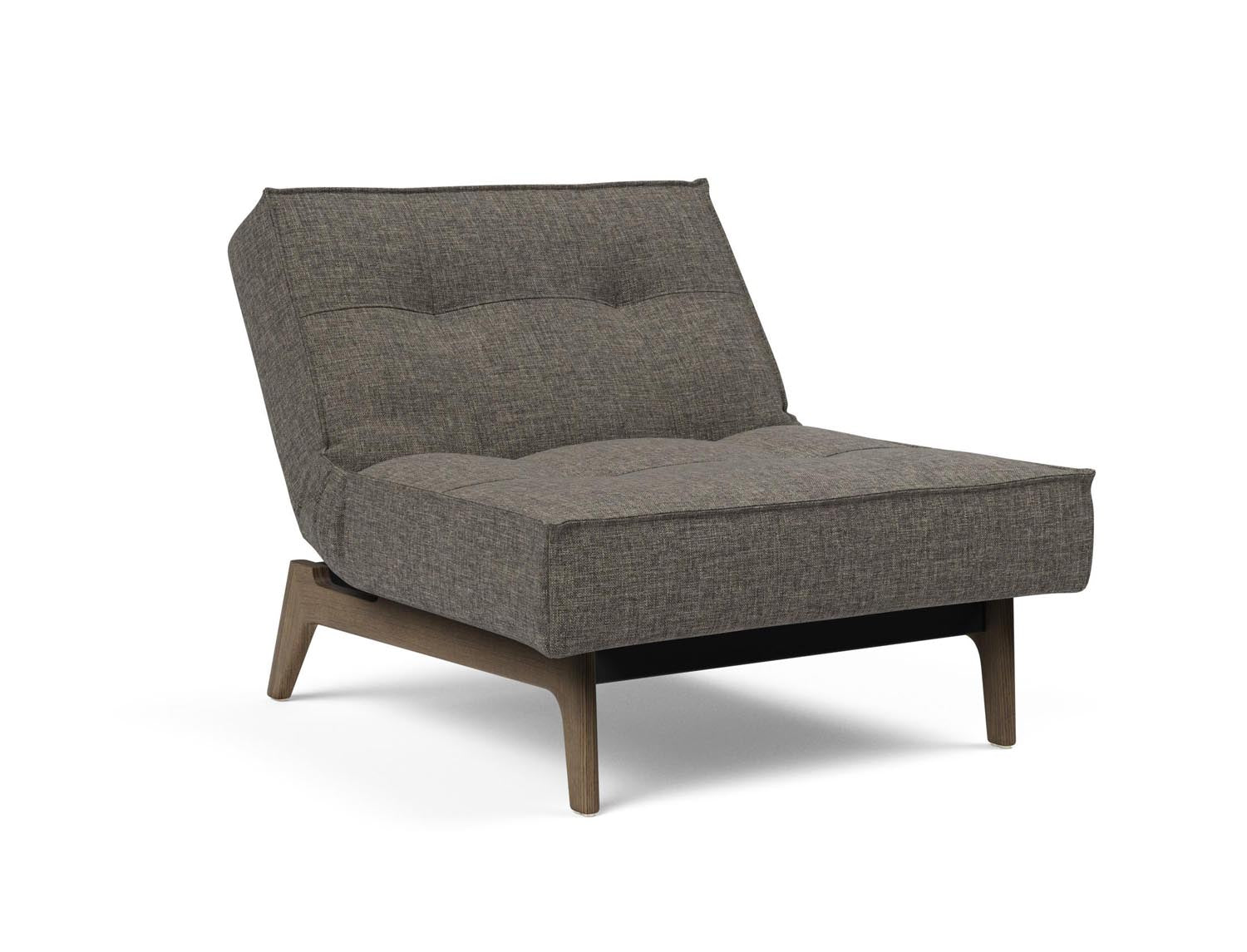 Erleben Sie den Splitback Eik Sessel von Innovation Living – ein stilvoller, flexibler Sessel aus hochwertigem Eichenholz und Stahl, ideal für jedes Zuhause.