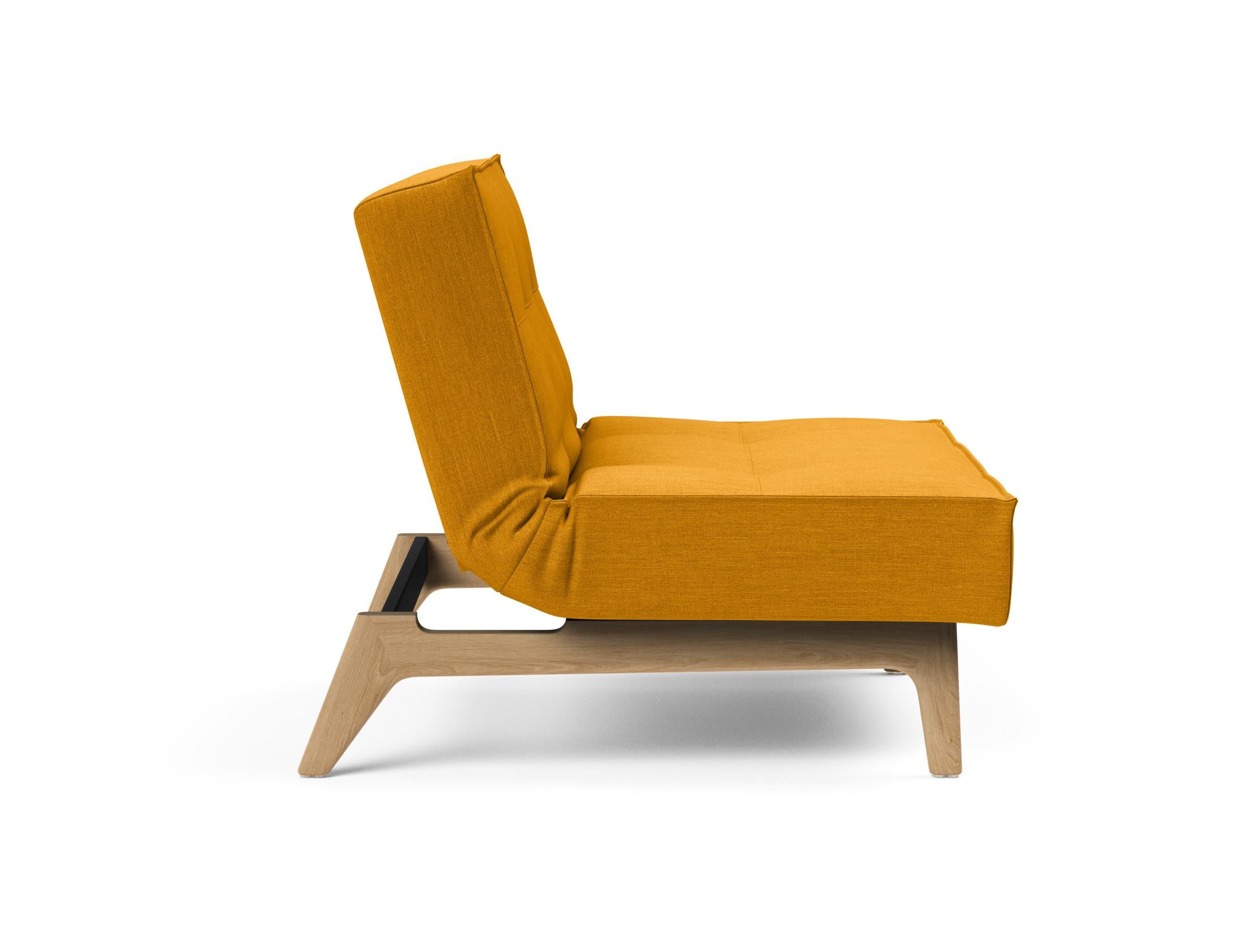 Erleben Sie den Splitback Eik Sessel von Innovation Living – ein stilvoller, flexibler Sessel aus hochwertigem Eichenholz und Stahl, ideal für jedes Zuhause.