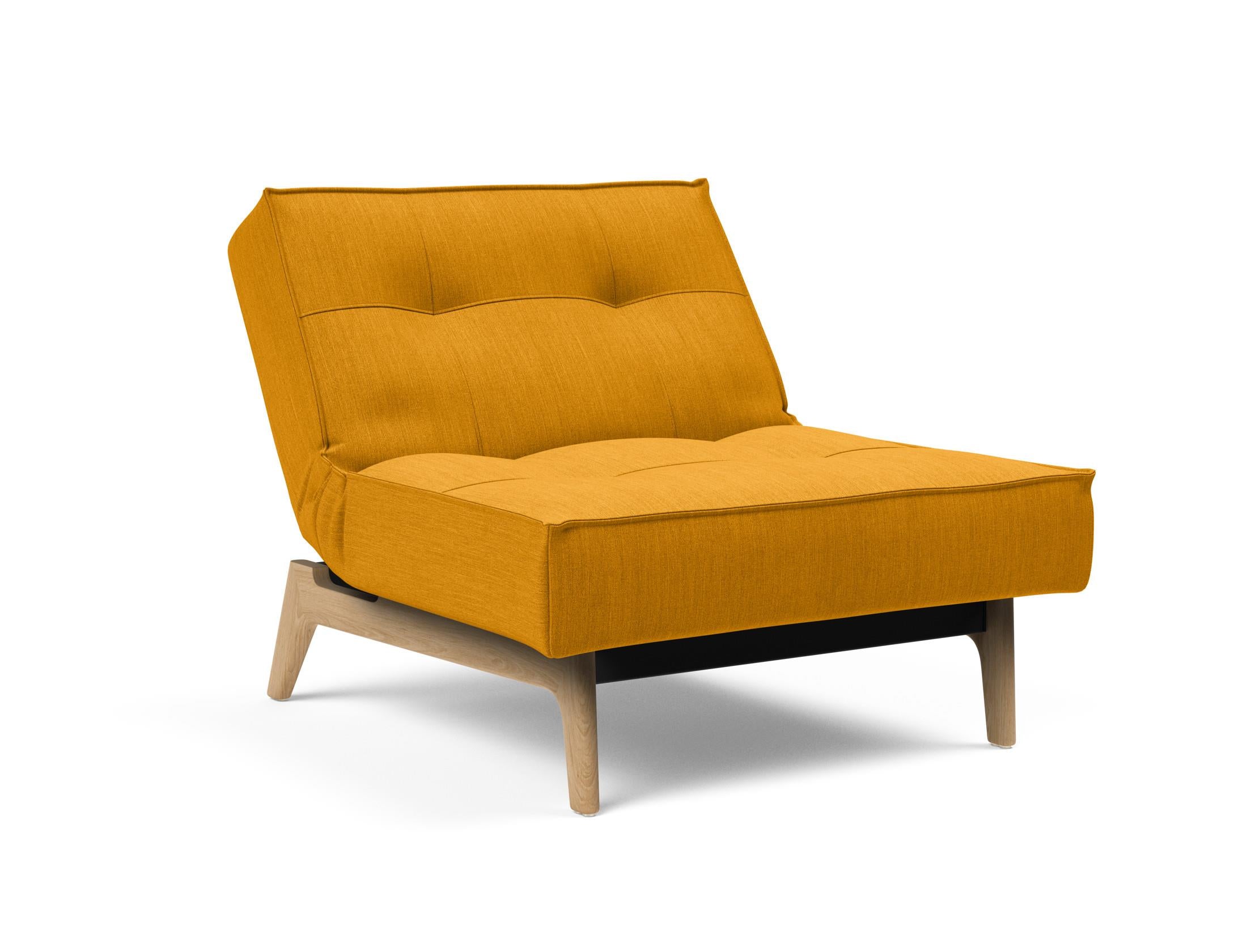 Erleben Sie den Splitback Eik Sessel von Innovation Living – ein stilvoller, flexibler Sessel aus hochwertigem Eichenholz und Stahl, ideal für jedes Zuhause.