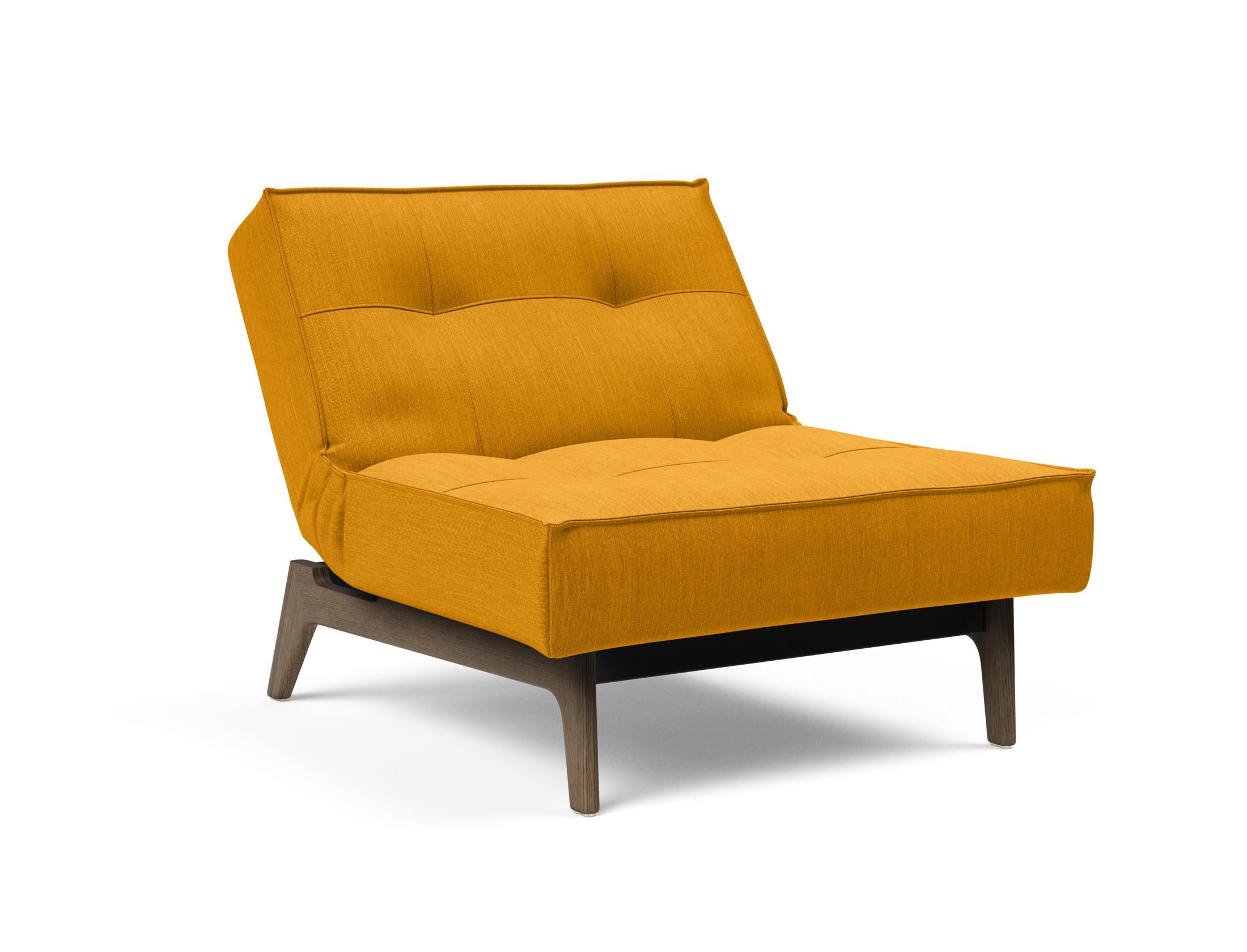 Erleben Sie den Splitback Eik Sessel von Innovation Living – ein stilvoller, flexibler Sessel aus hochwertigem Eichenholz und Stahl, ideal für jedes Zuhause.